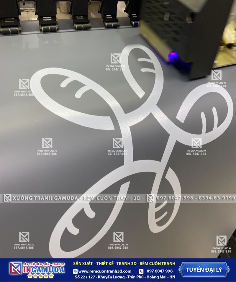 In UV mầu trắng lên vải rèm ghi sáng cho ra hình ảnh logo sáng mầu nhất đảm bảo đúng mẫu thiết kế của nhận diện thương hiệu sản phẩm