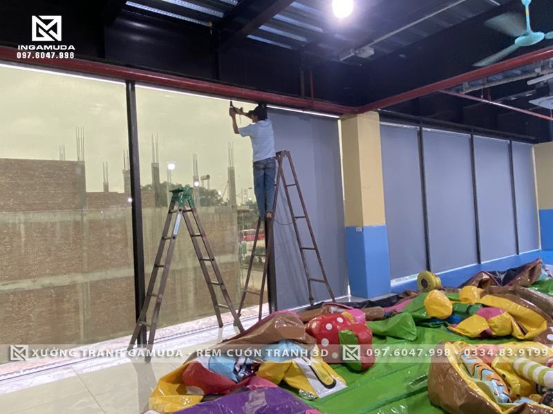 Thi Công Lắp Đặt Rèm Cuốn Tại Khu Vui Chơi Thành Phố Bắc Giang Ô Cửa Kính To Ánh Sáng Chiếu Trực Tiếp Rèm Cuốn Trơn Cản Sáng Cản Nhiệt Giá Tốt Nhất
