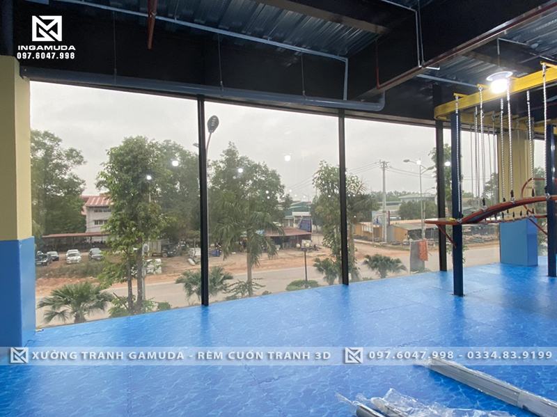 Thi Công Lắp Đặt Rèm Cuốn Tại Khu Vui Chơi Thành Phố Bắc Giang Ô Cửa Kính To Ánh Sáng Chiếu Trực Tiếp