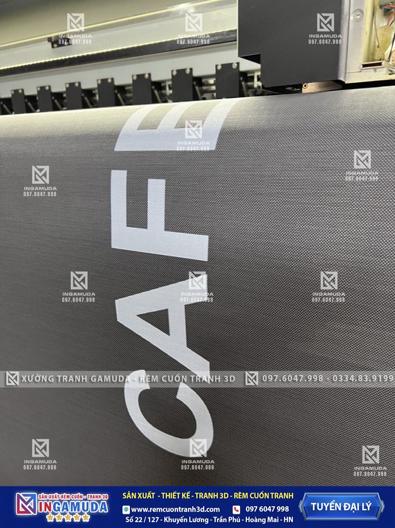 In logo mầu trắng UV cao cấp trên bề mặt rèm lưới mầu ghi