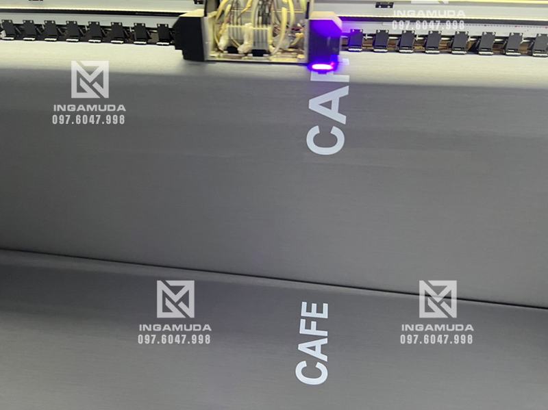 In ấn chuyên nghiệp sản phẩm rèm cuốn lưới in logo mầu trắng UV cao cấp