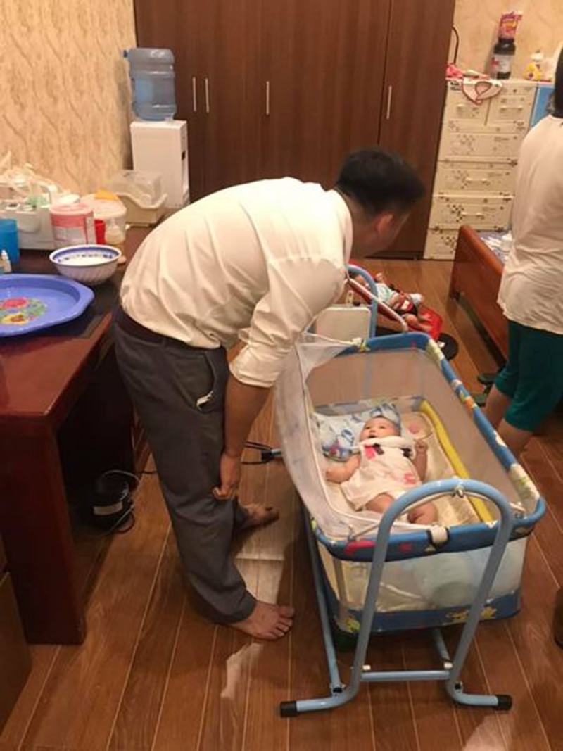 Lãnh đạo trẻ đến thăm các bé tại chùa