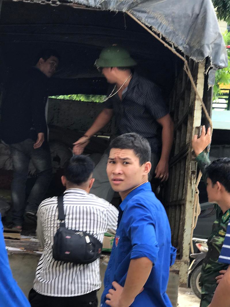 Những gương mặt lo âu hối hả của mọi người khi hoạt động cứu giúp bà con vũng lũ lụt thiên tai