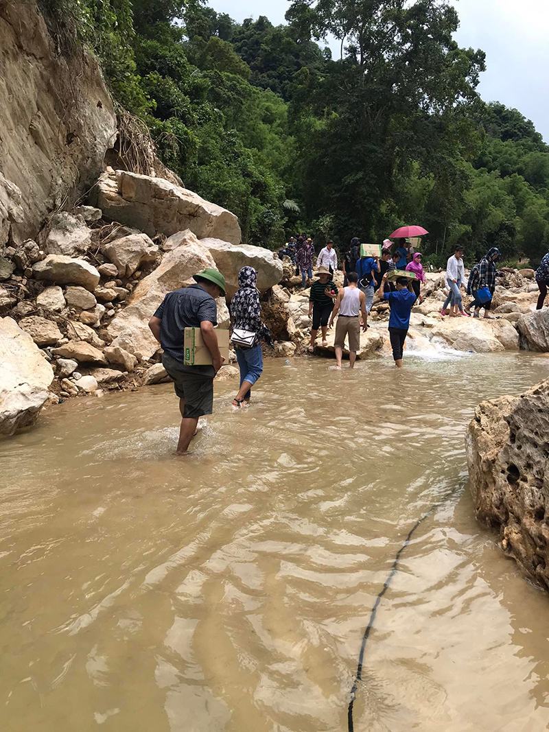 Hành trình đi bộ 3km vượt các đường lầy lội xe không đi được đoàn phải đi bộ để vận chuyển từng kiện nhu yếu phẩm vào khu thiên tai