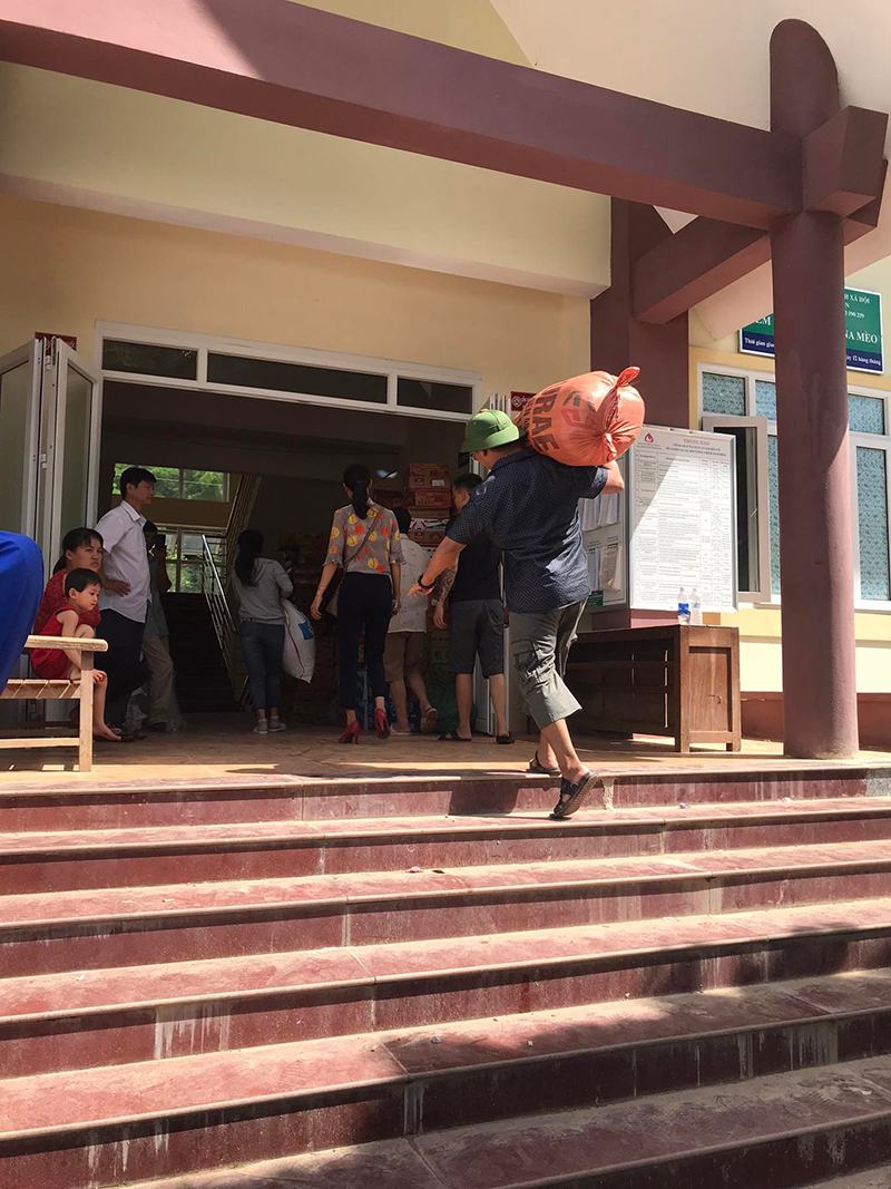 Lãnh đạo trẻ cùng các thanh niên vận chuyển hàng đến điểm tập kết