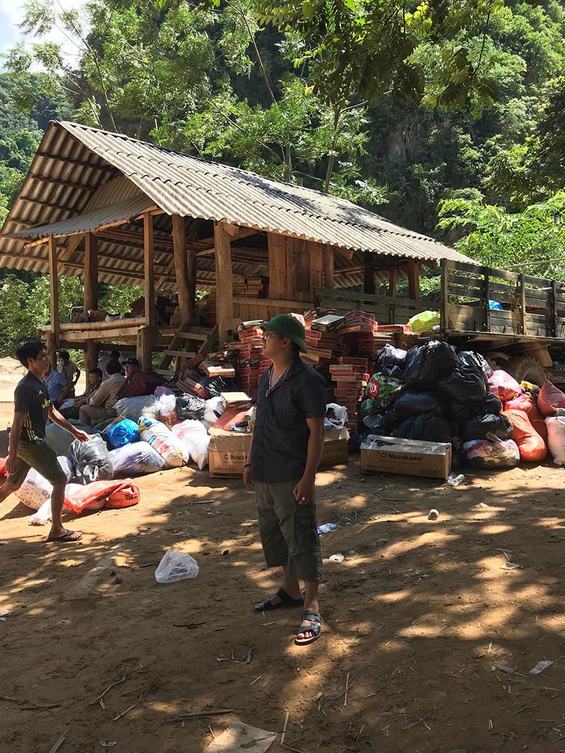 Ông Đinh Tân Trào cùng các đoàn thanh niên và các tiểu thương chợ Cành Nàng Bá Thước chuẩn bị nhu yếu phẩm