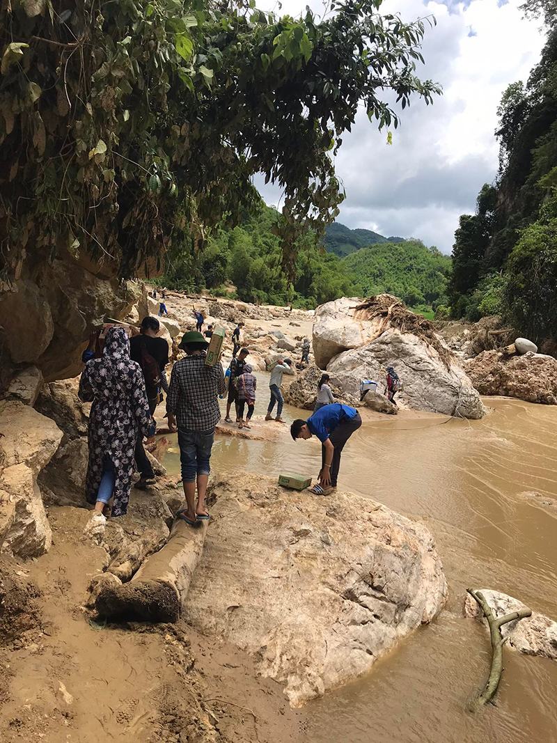 Hành trình đi bộ 3km vượt các đường lầy lội xe không đi được đoàn phải đi bộ để vận chuyển từng kiện nhu yếu phẩm vào khu thiên tai
