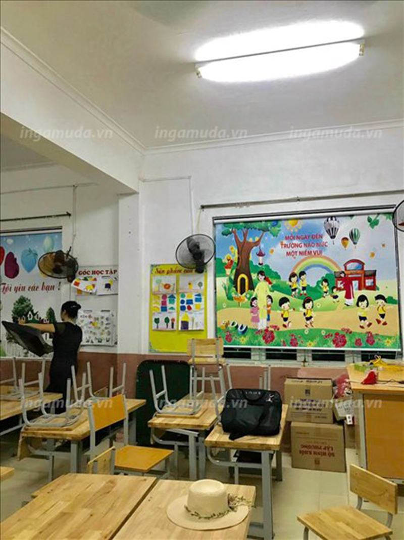 Rèm cuốn tranh cho trường học lớp học mầm non trang trí hình ngộ nghĩnh đáng yêu giữa cô và trò vui chơi đến trường