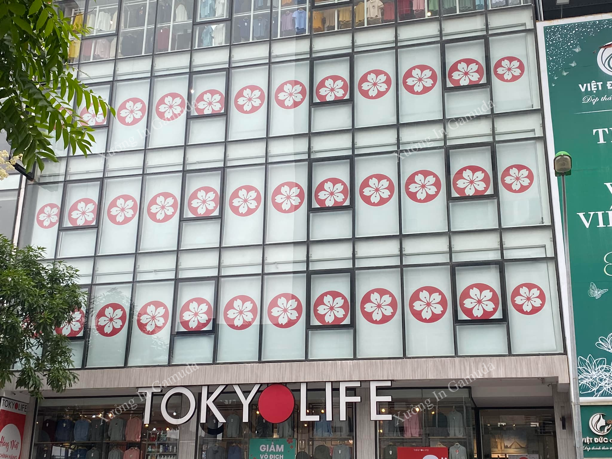 Rèm cuốn có in logo cho thương hiệu TokyoLife tại Hà Nội (Ảnh Minh Châu)