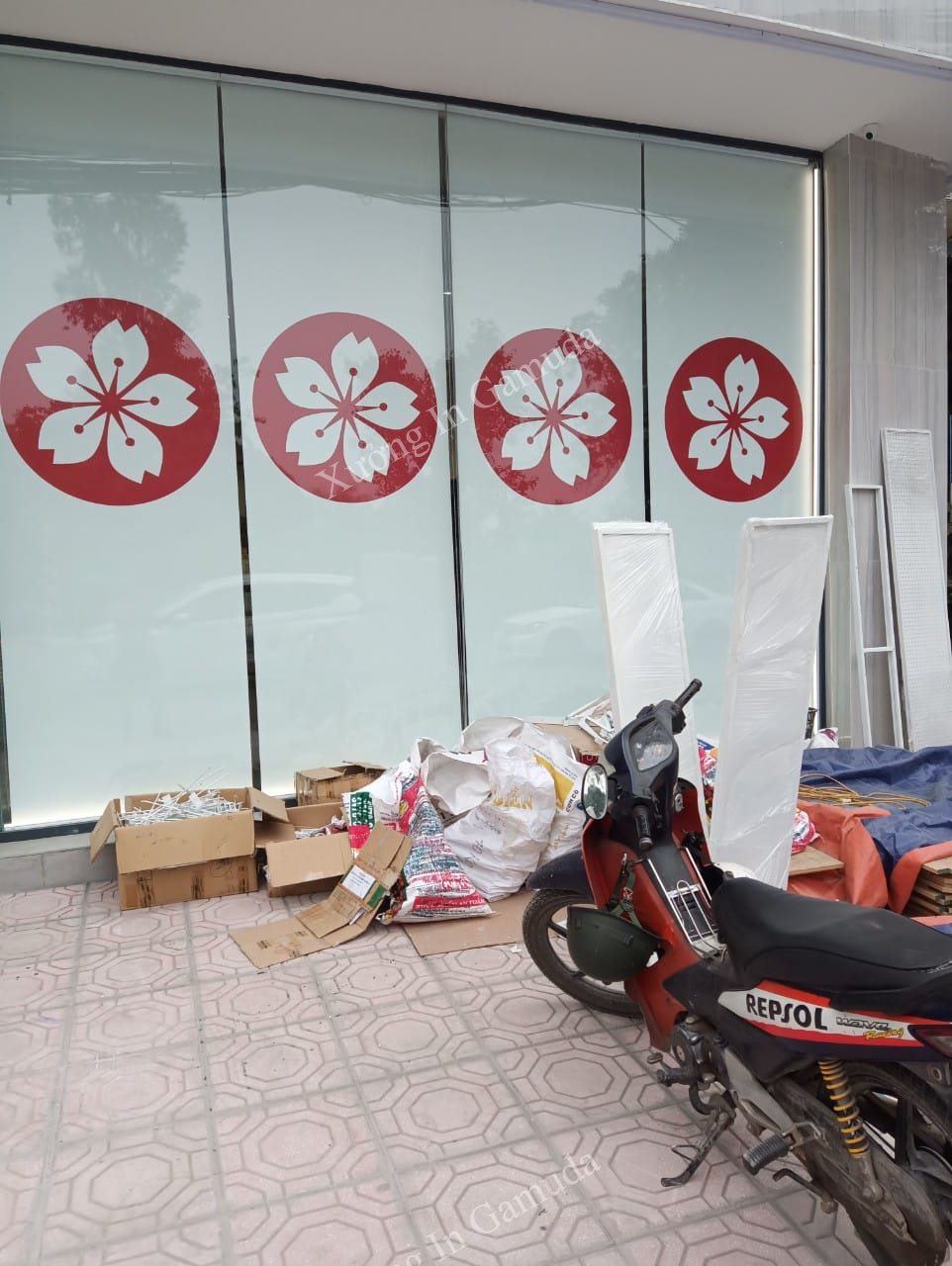 In logo trên vải rèm trang trí không gian thêm thân thiện với khách hàng (Rèm Minh Châu)