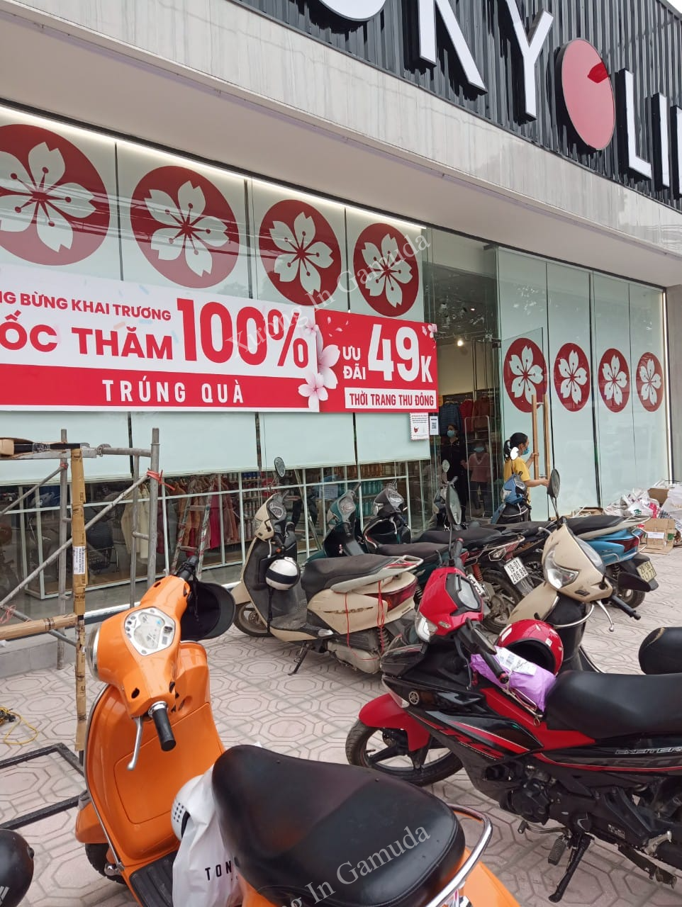 Rèm in logo không chỉ trang trí cửa hàng mà còn góp phần nâng giá trị thương hiệu trong tâm trí khách hàng (Ảnh Minh Châu)