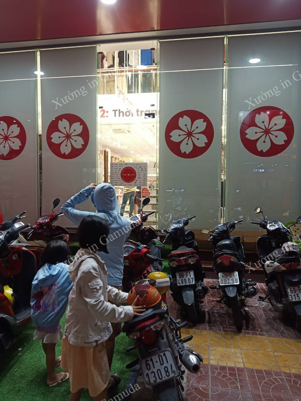 Rèm cuố in logo công cụ nhận diện thương hiệu trên thị trường hiệu quả