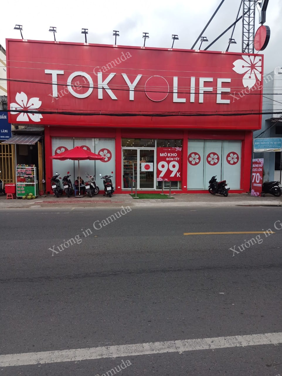 Rèm in logo thương hiệu quảng bá hình ảnh cửa hàng TokyoLife tại Cà Mau (Ảnh Minh Châu)