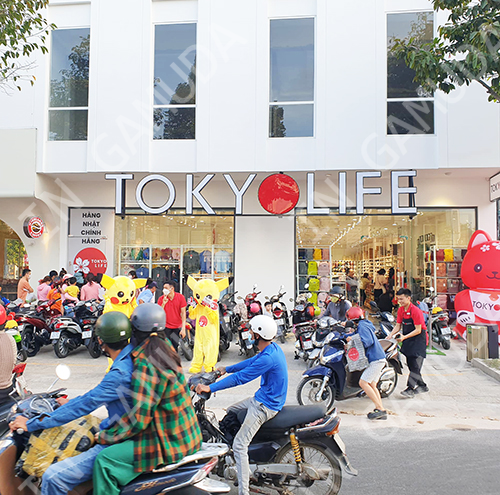 Hình ảnh Rèm cuốn in thương hiệu cho hệ thống cửa hàng Tokyolife - In ấn và sản xuất tại Xưởng rèm tranh Gamuda (Ảnh Minh Châu)