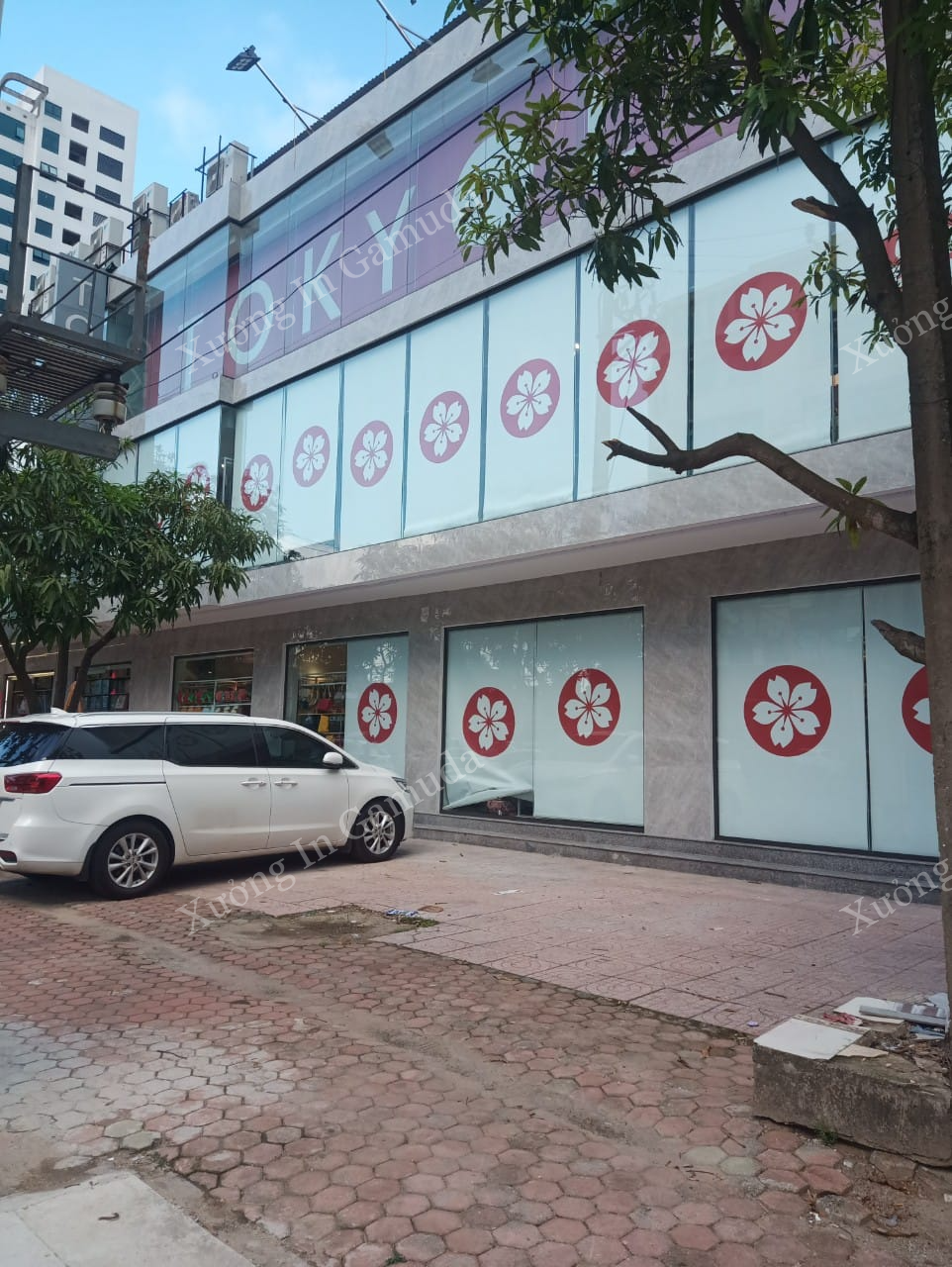 In logo lên rèm cuốn - giải pháp quảng bá hình ảnh hiệu quả của cửa hàng TokyoLife tại Hà Tĩnh