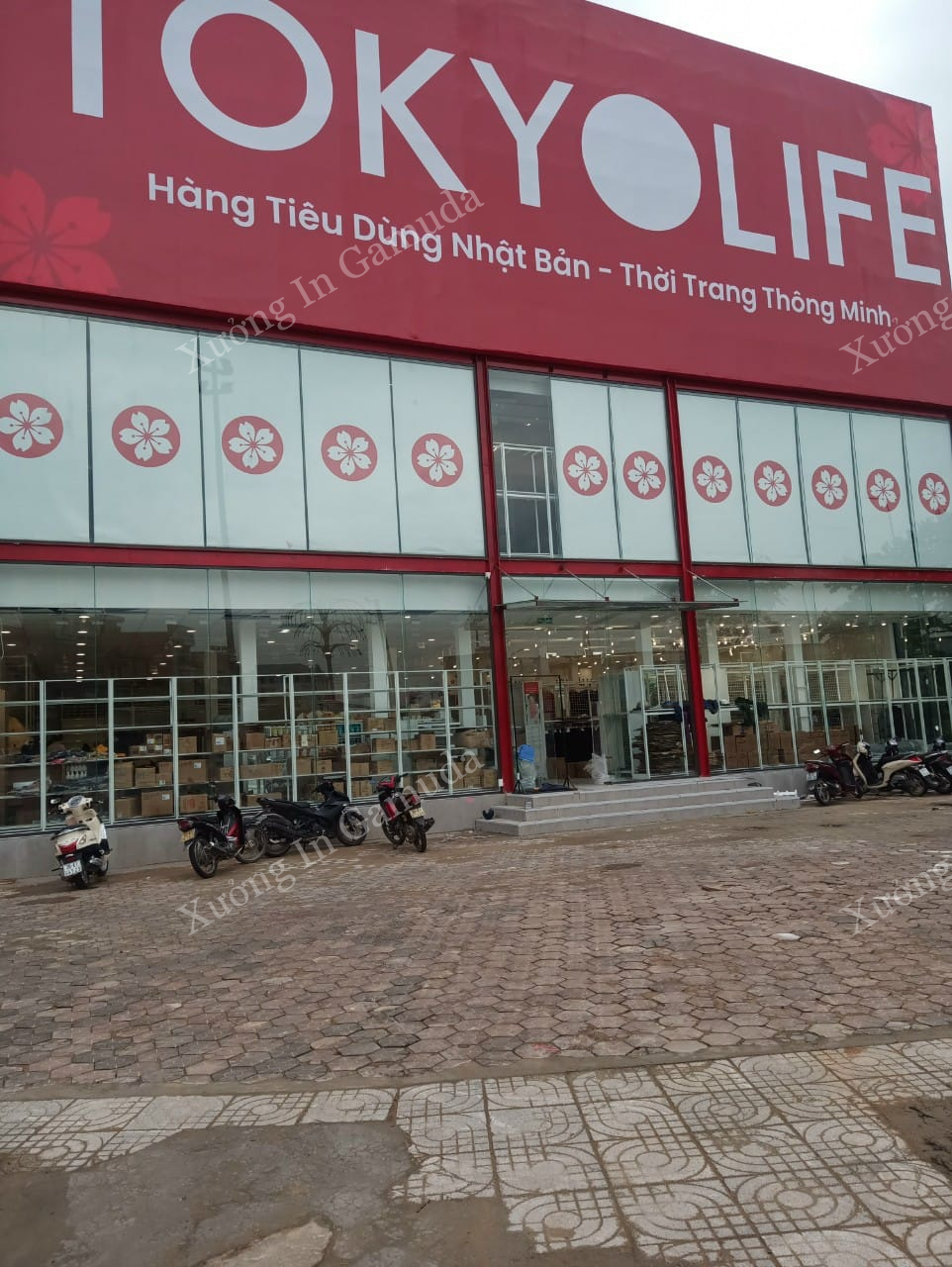Rèm cuốn in logo thương hiệu trang trí không gian cửa hàng sang trọng (Ảnh Minh Châu)