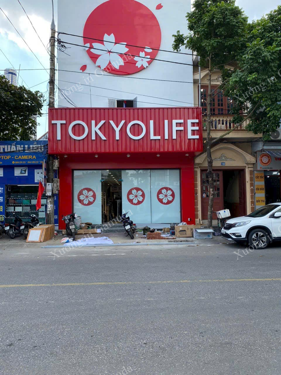 Rèm in logo cho thương hiệu TokyoLife - ý tưởng quảng bá thương hiệu một cách hiệu quả (Ảnh Minh Châu)