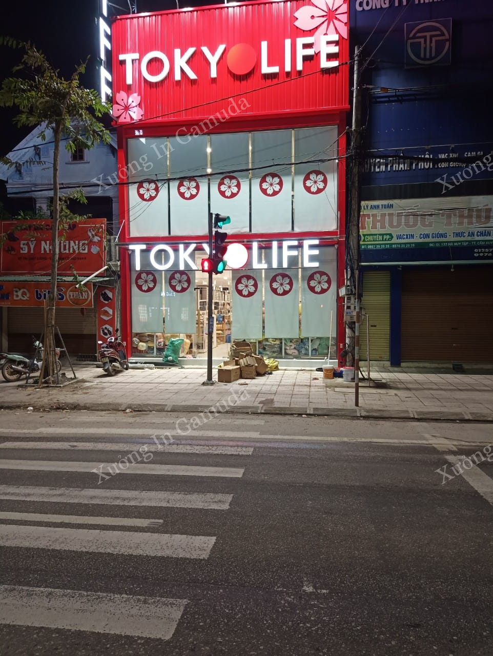 Treo rèm in logo tại cửa hàng giúp Tokyolife quảng bá thương hiệu mạnh mẽ đến khách hàng