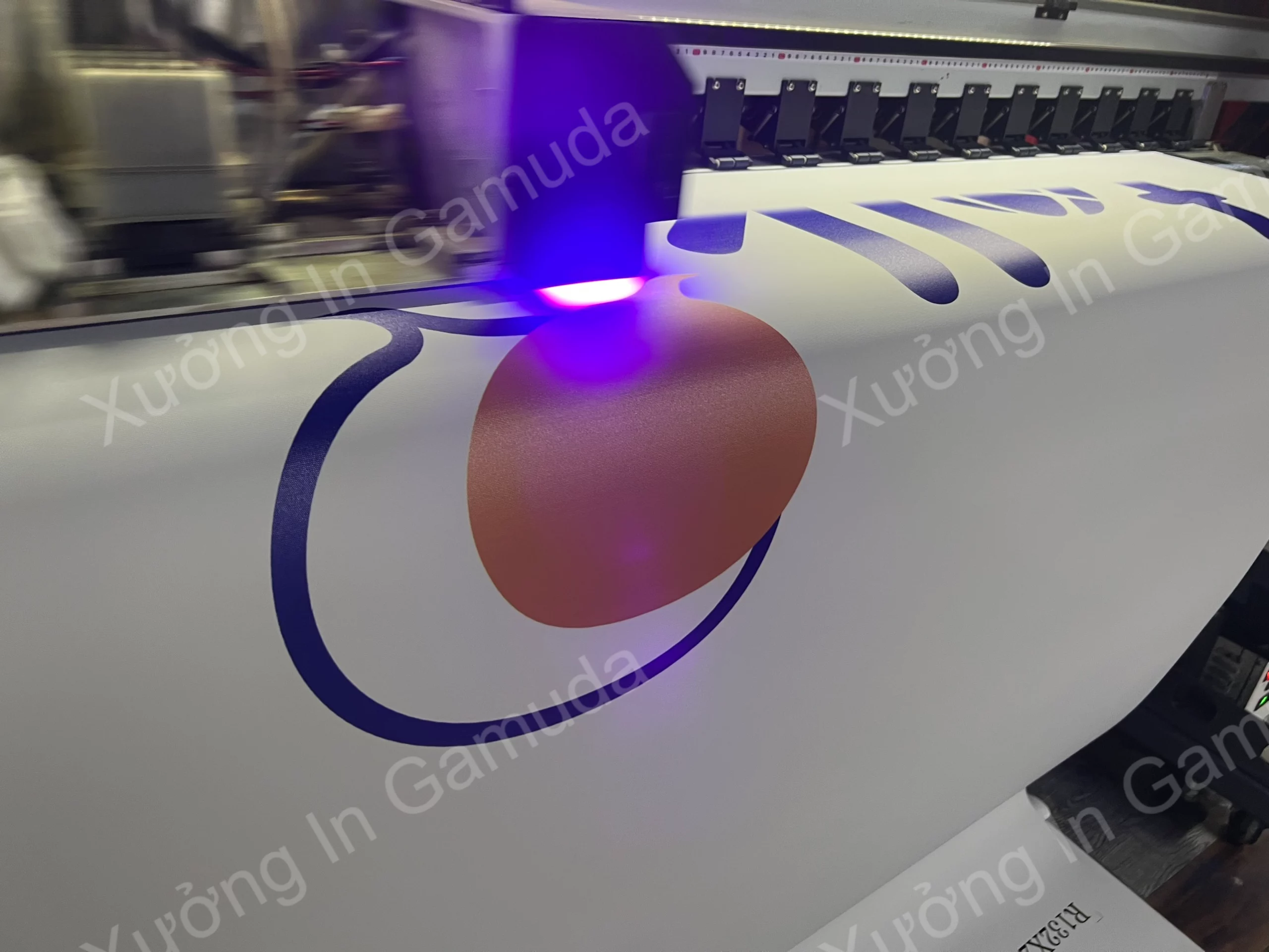Công nghệ in UV cao cấp hình ảnh sắ nét lên rèm cuốn in logo