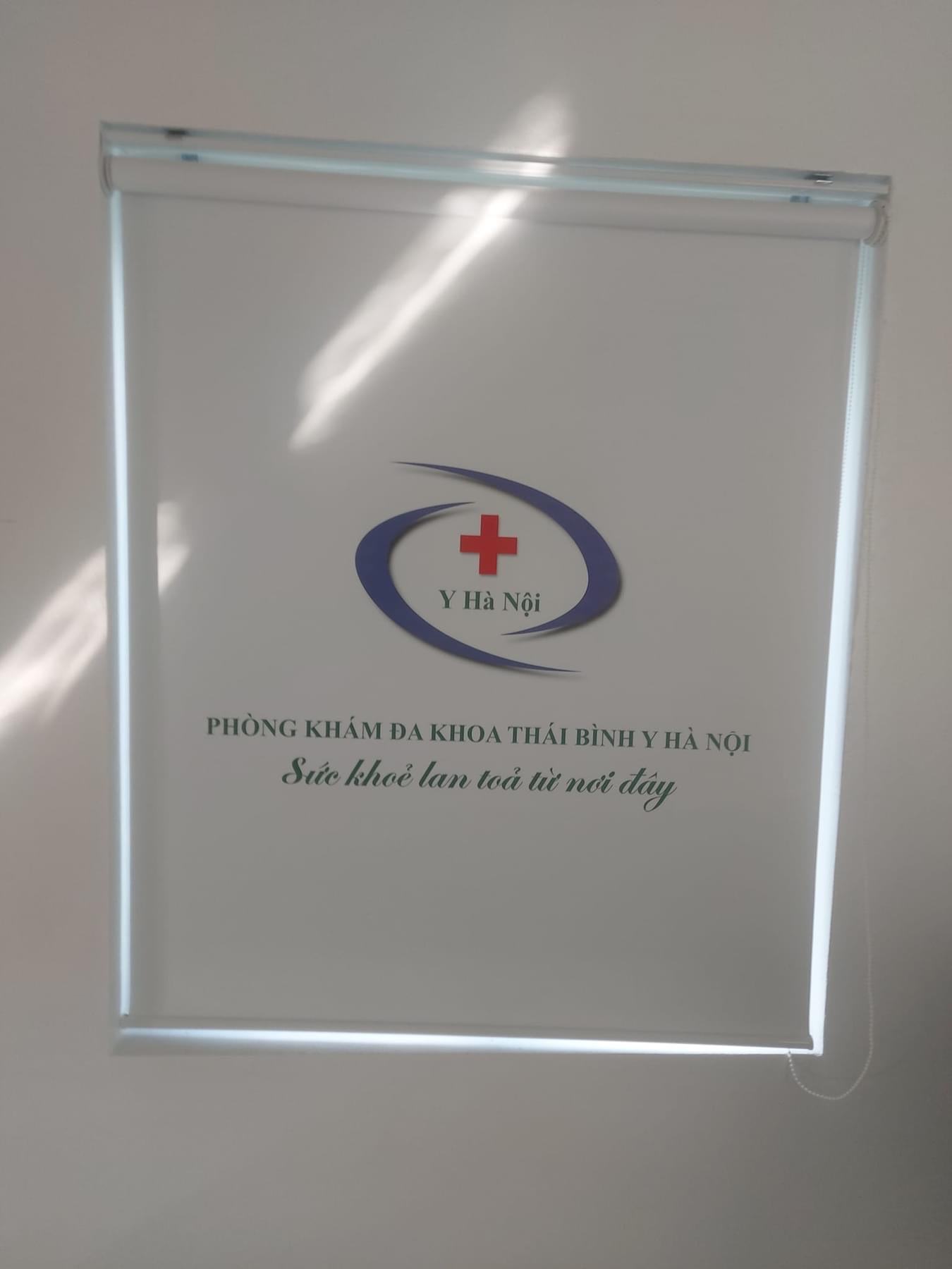 Rèm cuốn in logo bệnh viện - Hình ảnh sắc nét