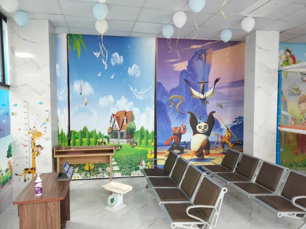 Rèm cuốn in tranh 3D tại trung tâm tiêm chủng