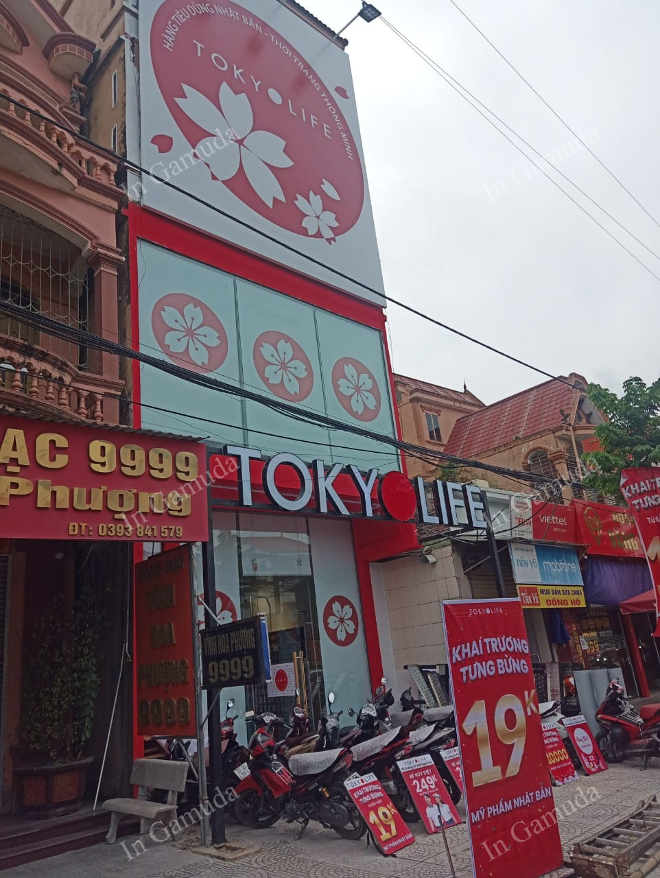 Rèm cuốn in logo tạo sự độc đáo cho cửa hàng Tokyolife tại Nghệ An