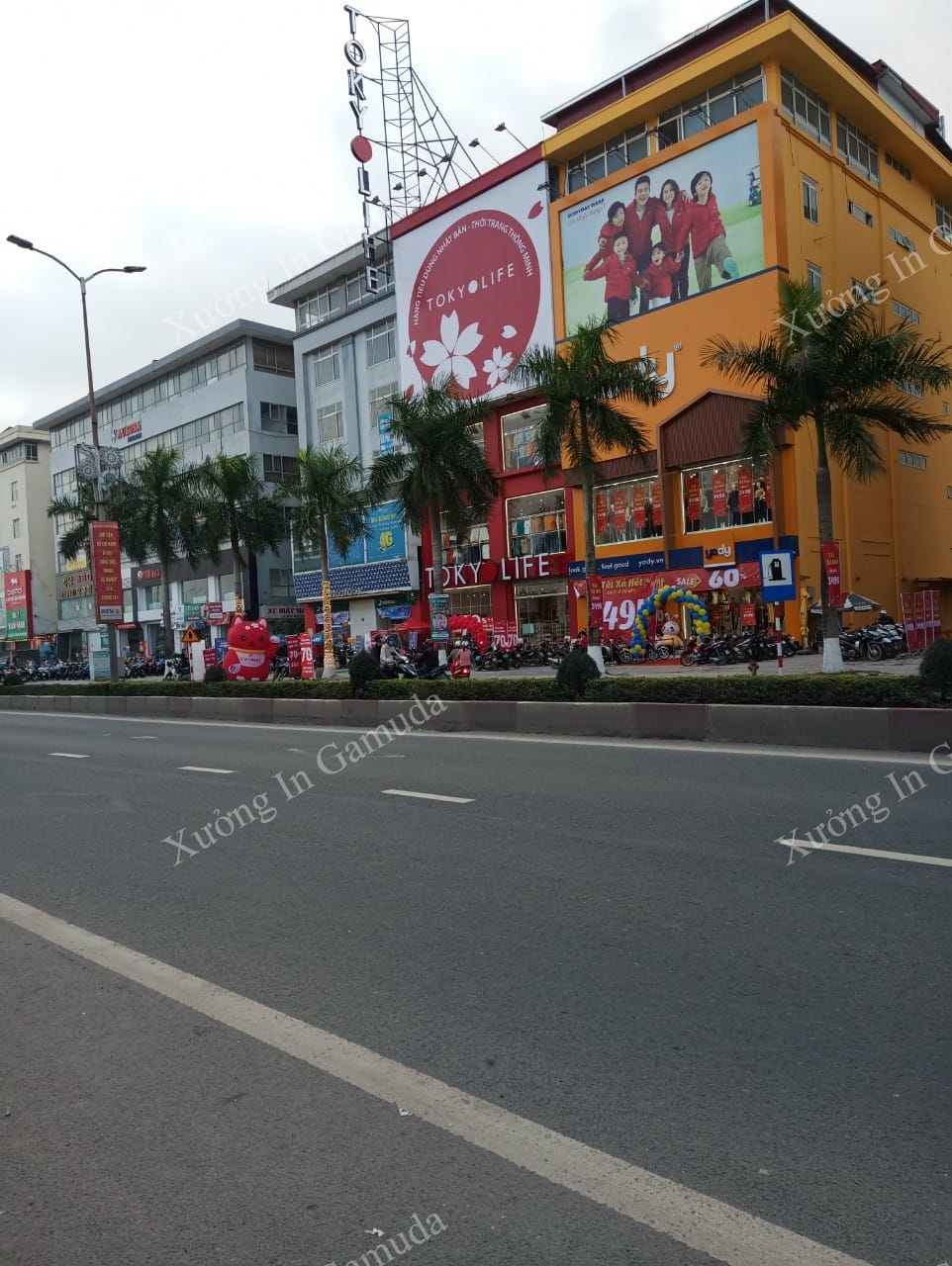 In logo hoa tiết lên rèm cuốn - Quảng bá thương hiệu một cách hiệu quả (Ảnh Minh Châu)