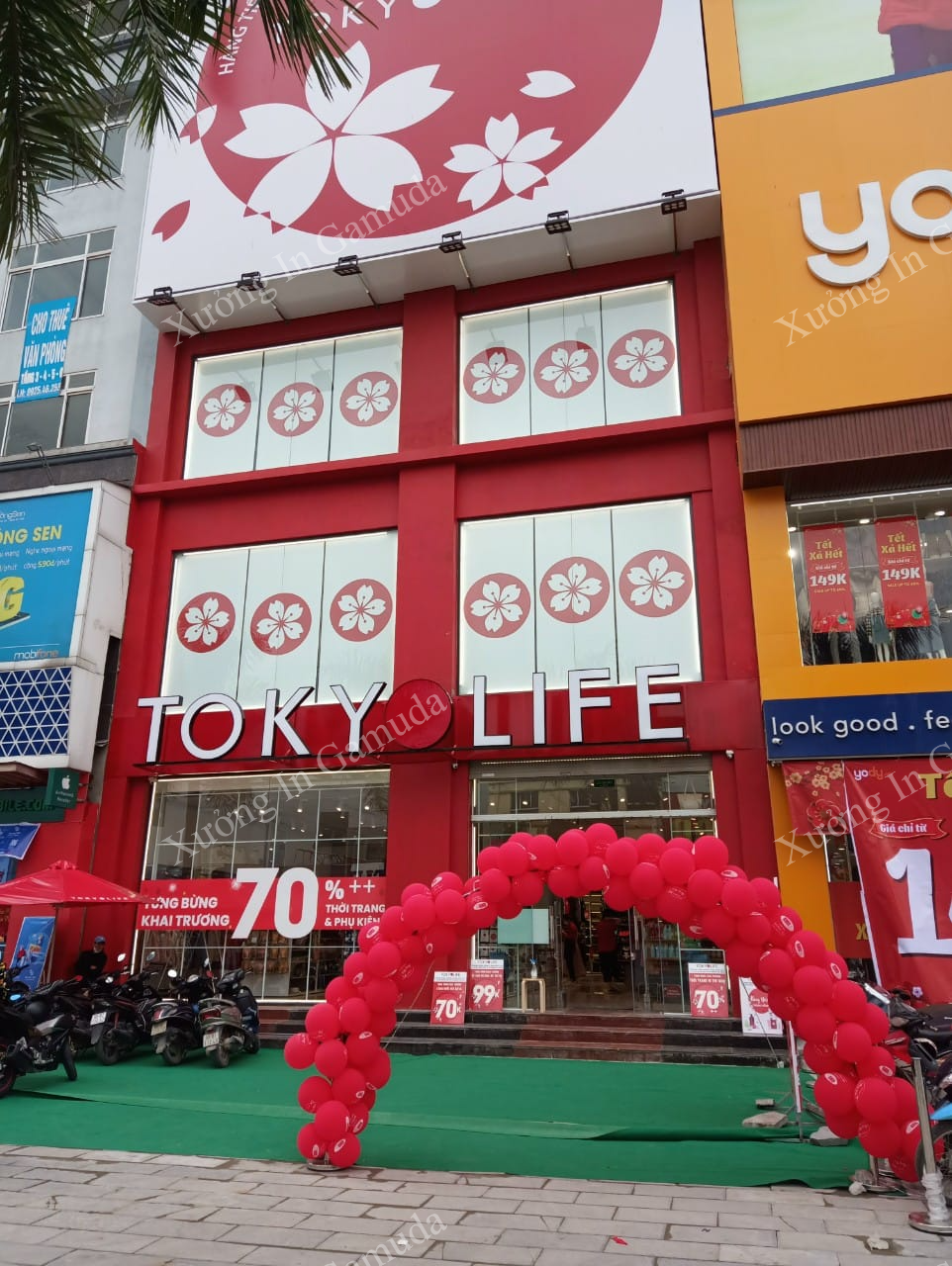 Rèm cuốn in logo cho chuỗi cửa hàng Tokyolife tại Hà Nam (Ảnh Minh Châu)
