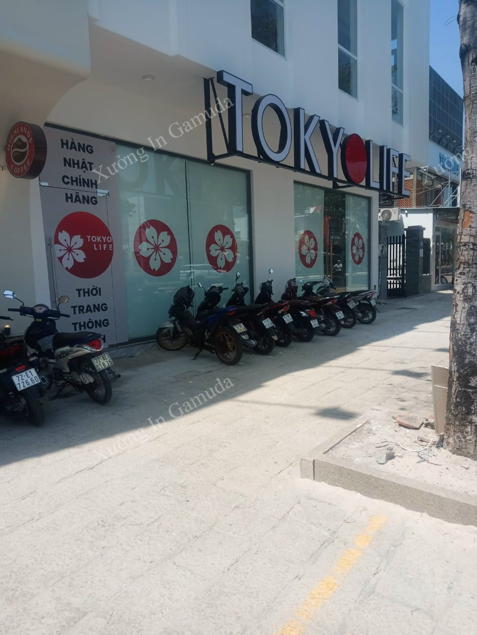 In logo thương hiệu lên vải rèm - Trang trí cửa hàng thêm thân thiện