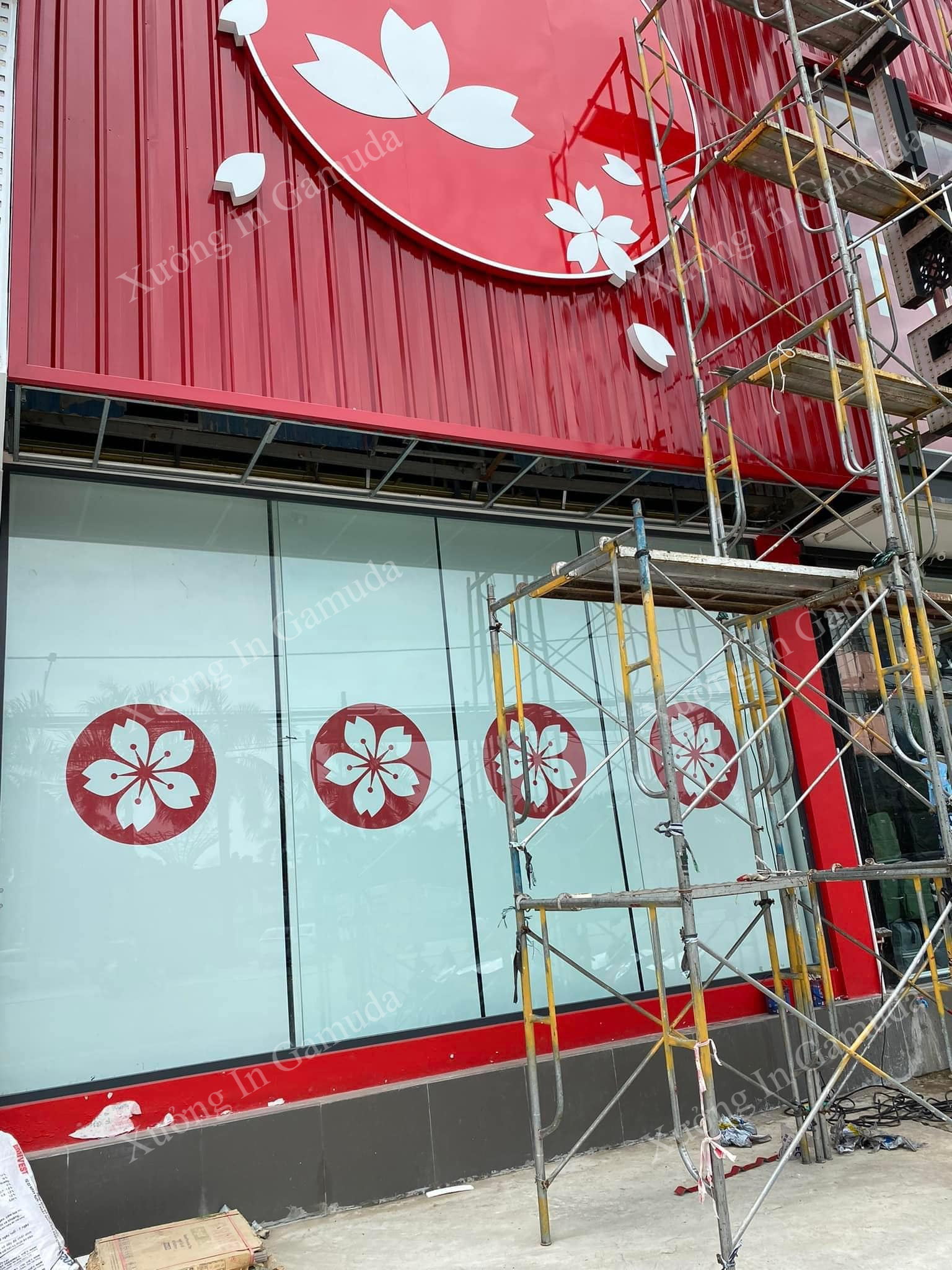 Logo thương hiệu TokyoLife nổi bật trên rèm cuốn, hình ảnh sắc nét