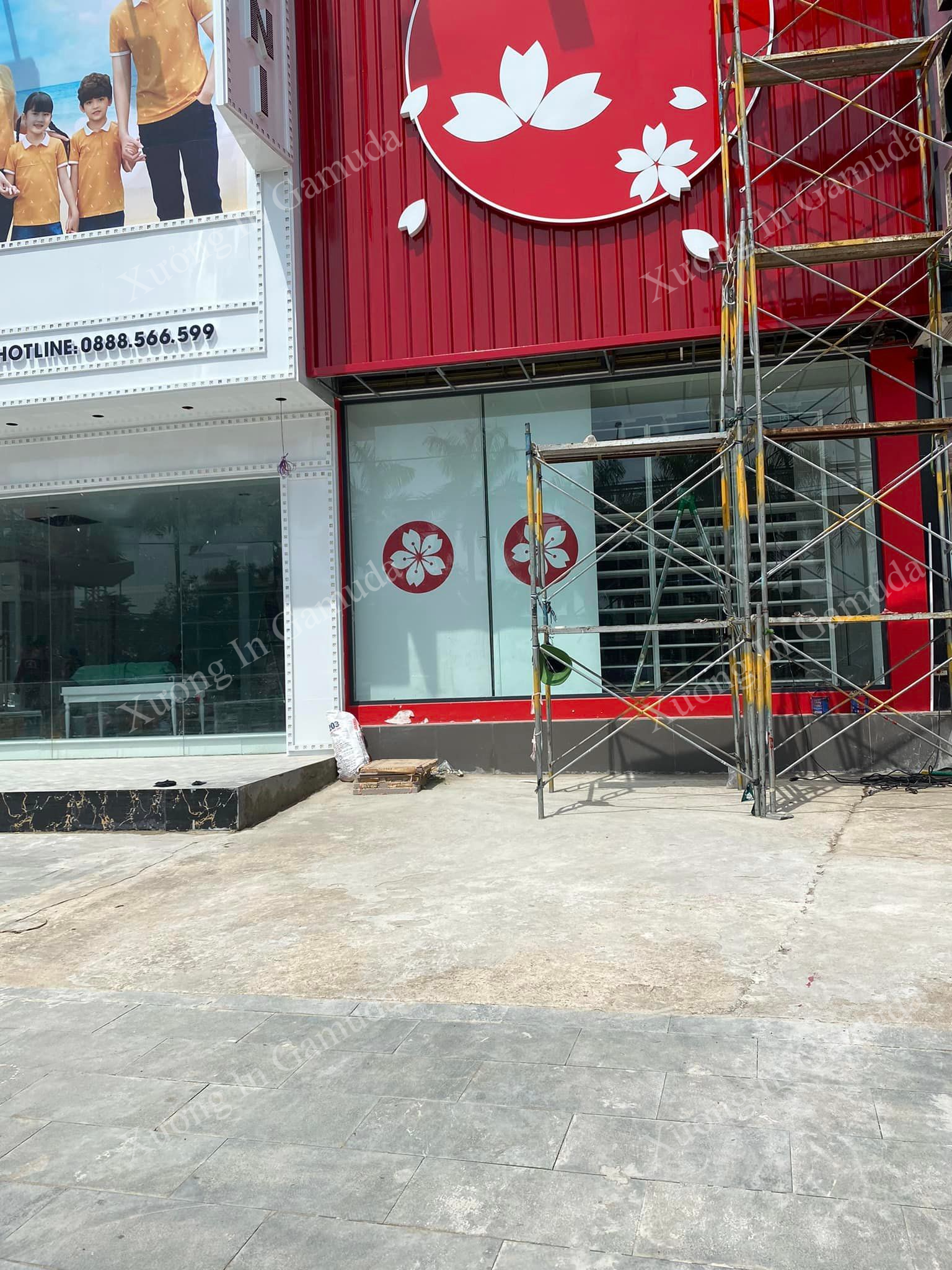 In logo trên rèm cuốn giải pháp quảng bá thương hiệu tốt