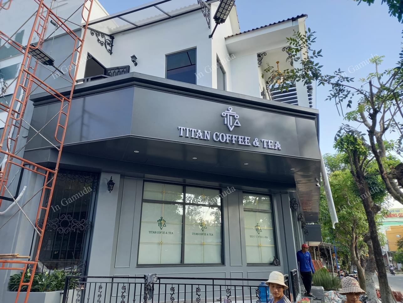 Rèm in logo thương hiệu cho quán cà phê giúp tăng giá trị nhận diện thương hiệu cho quán coffee