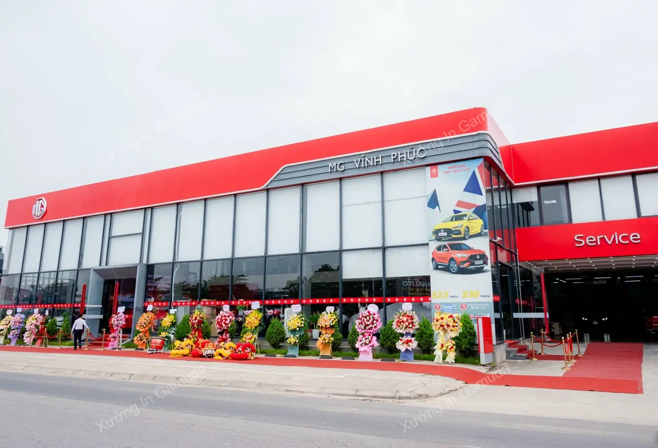 Ảnh thi công thực tế rèm cuốn trơn cho showroom ô tô