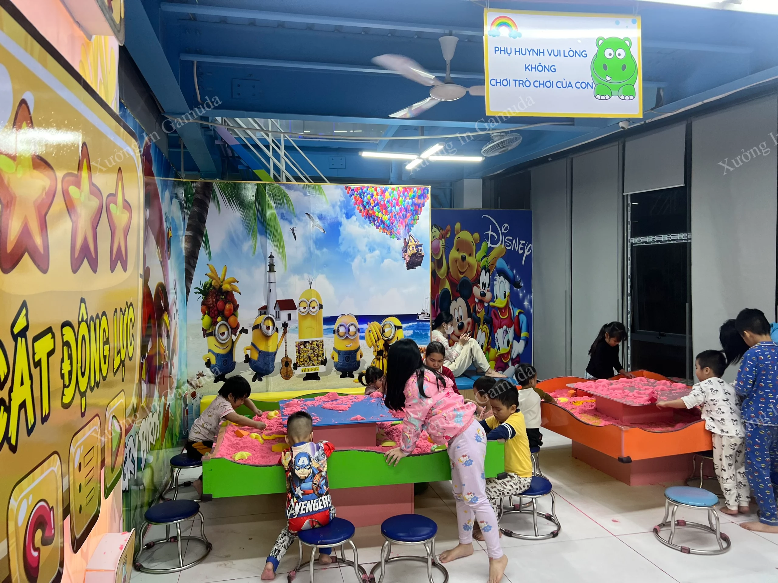 Tranh dán tường in hình hoạt hình ngộ nghĩnh dễ thương cho khu vui chơi của trẻ em
