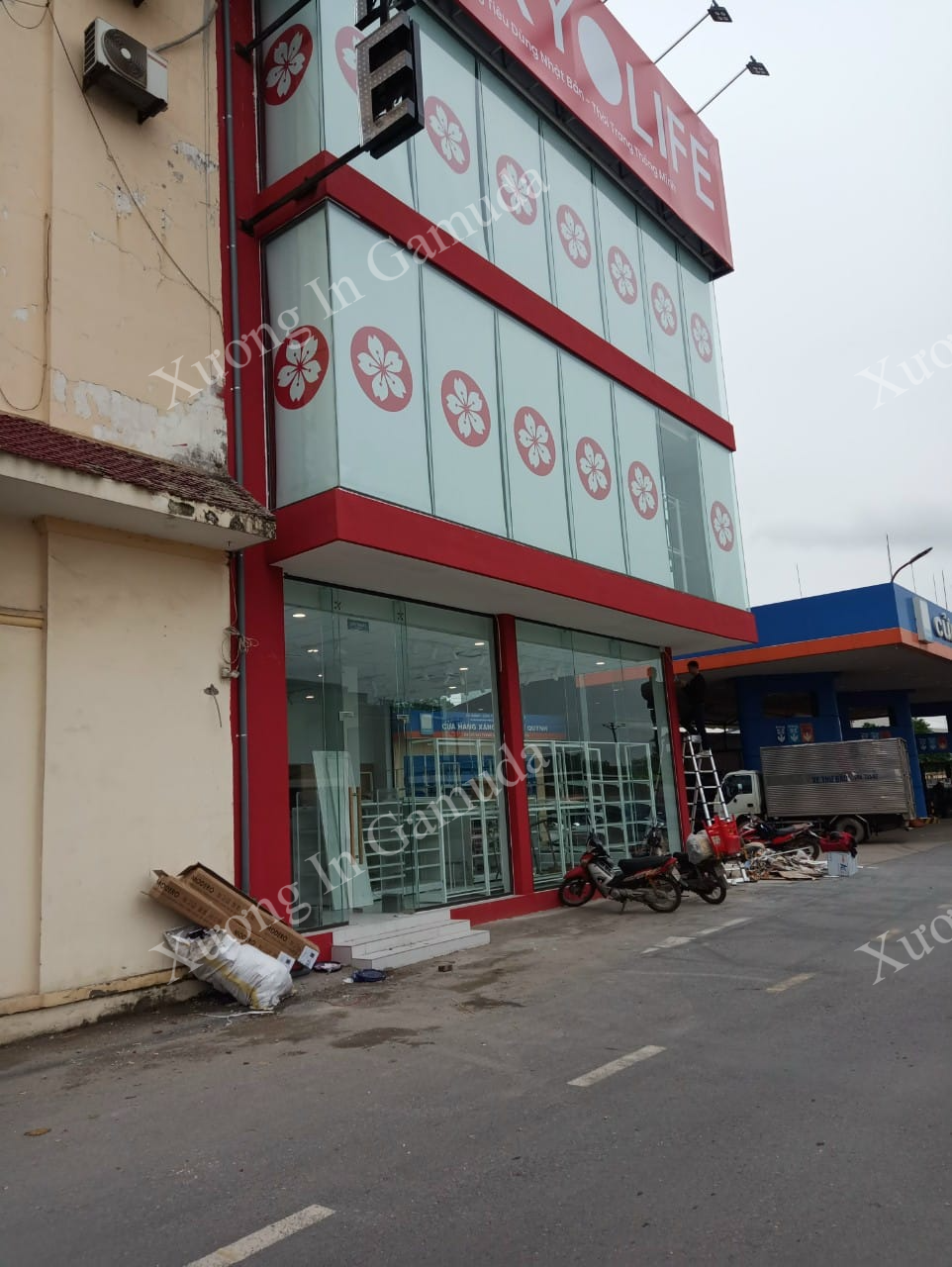 Xưởng in Gamuda in logo 3 mặt trên vải rèm tiếp cận 2 chiều với khách hàng