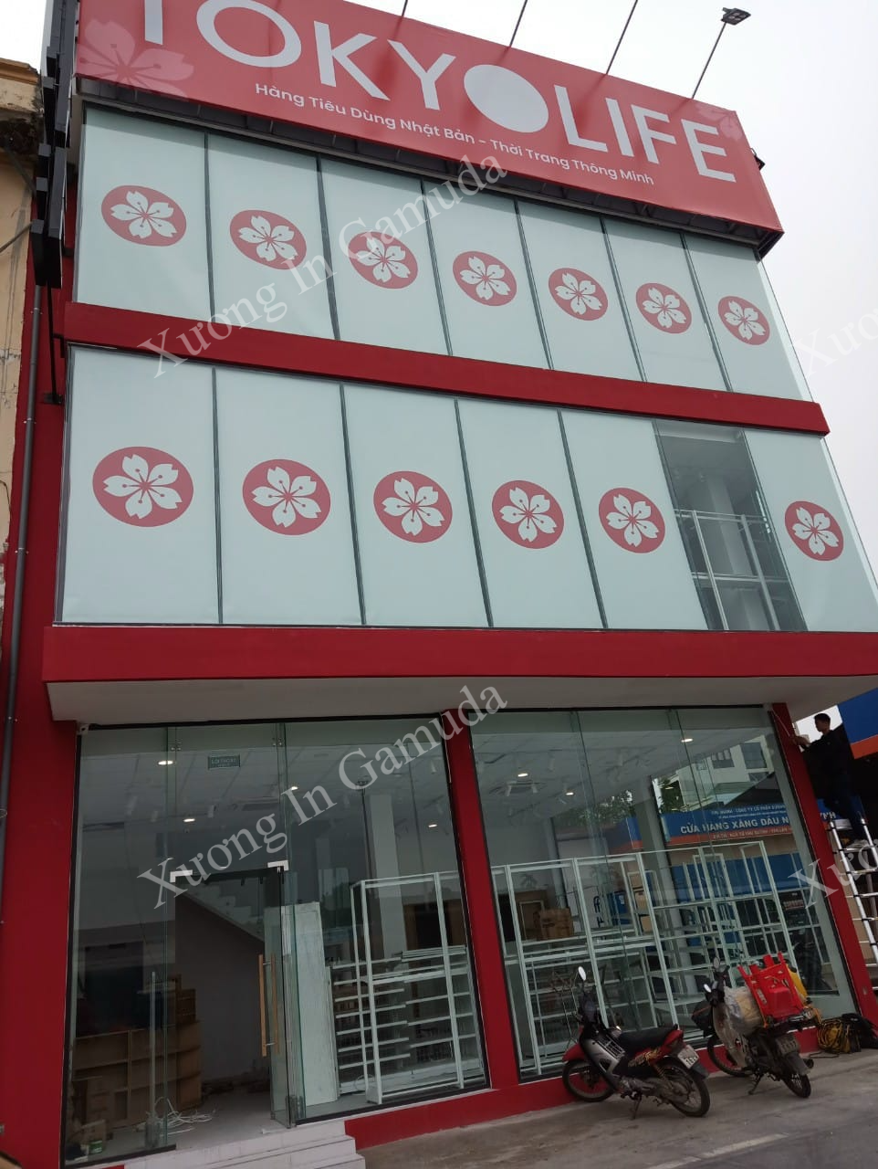 Rèm cuốn in logo thương hiệu - ý tưởng quảng bá thương hiệu độc đáo