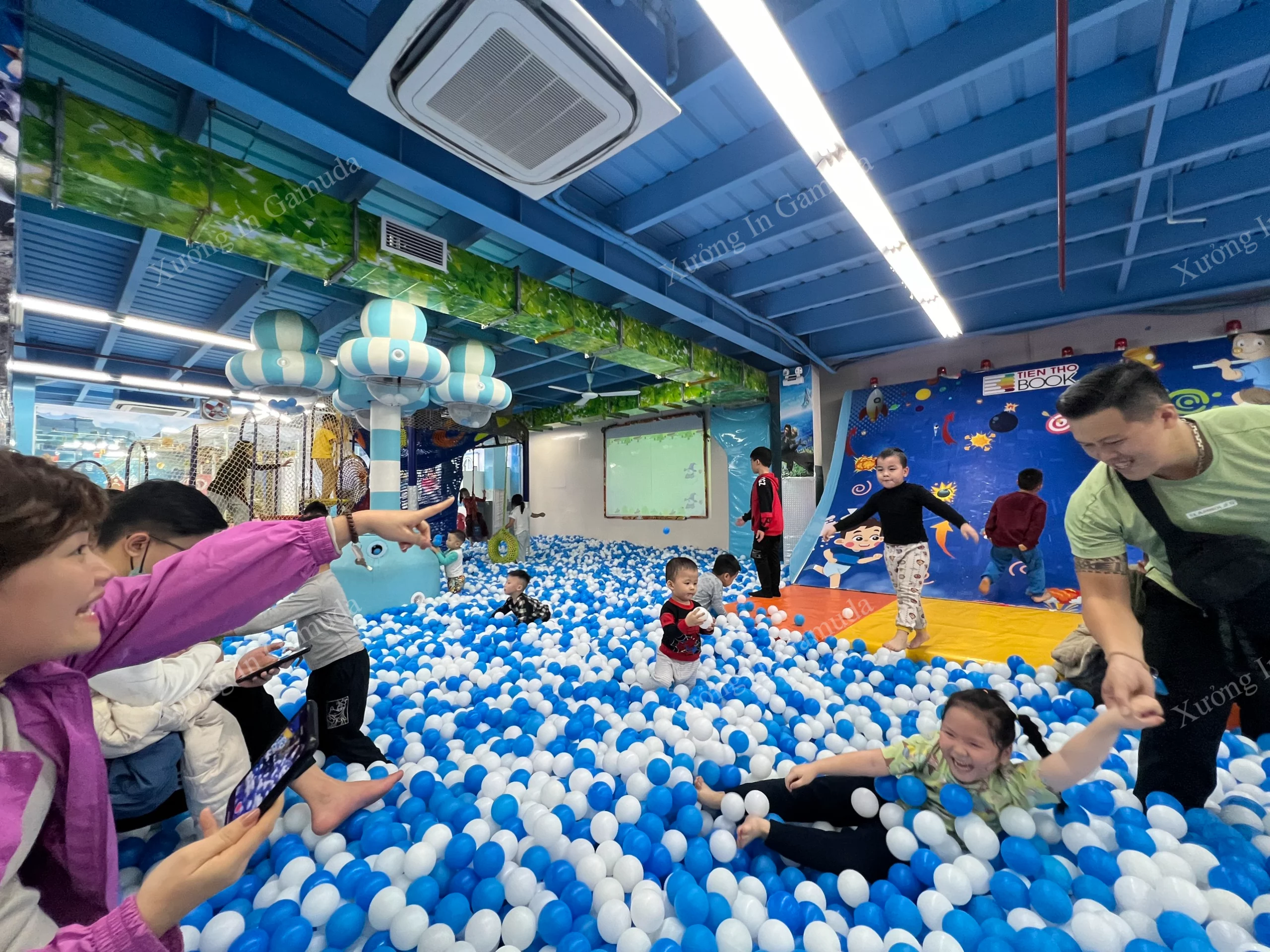 Tranh dán tường 3D trang trí nhà bóng cho bé