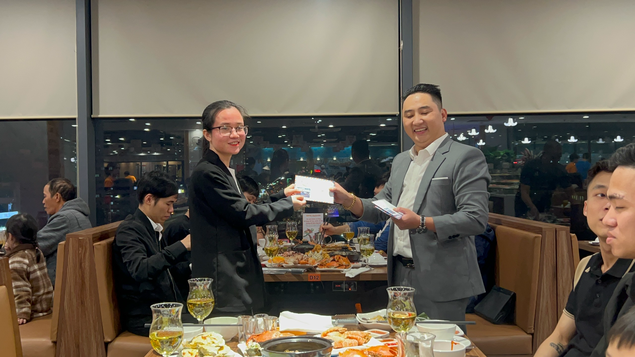 Tại Xưởng in Gamuda, Buổi Tất Niên Kết Thúc Năm 2023 Đã Diễn Ra Trong Không Khí Hân Hoan Và Phấn Khởi Của Anh Chị Em trong Công Ty Và Các Đại Lý