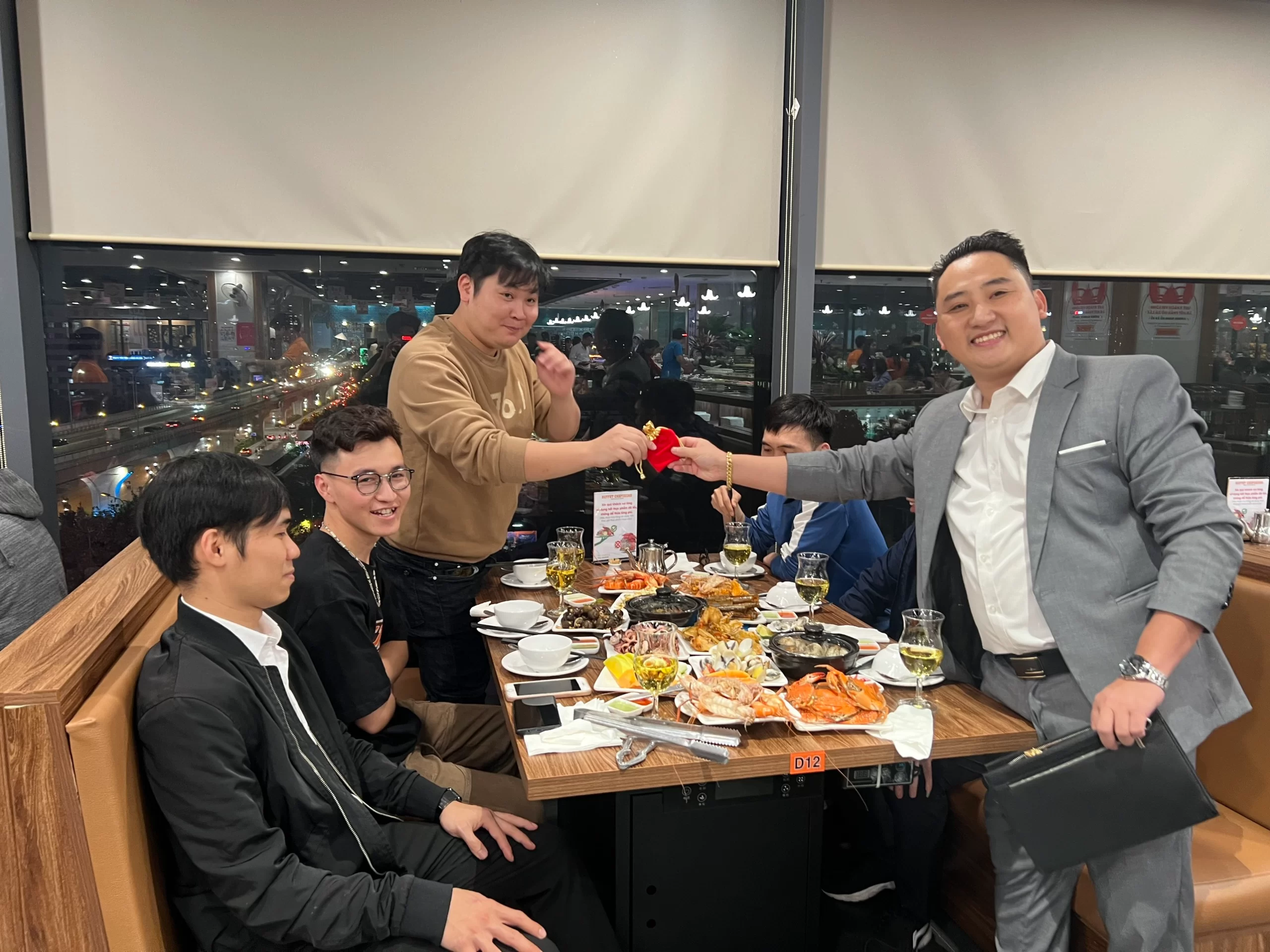 Tại Xưởng in Gamuda, Buổi Tất Niên Kết Thúc Năm 2023 Đã Diễn Ra Trong Không Khí Hân Hoan Và Phấn Khởi Của Anh Chị Em trong Công Ty Và Các Đại Lý