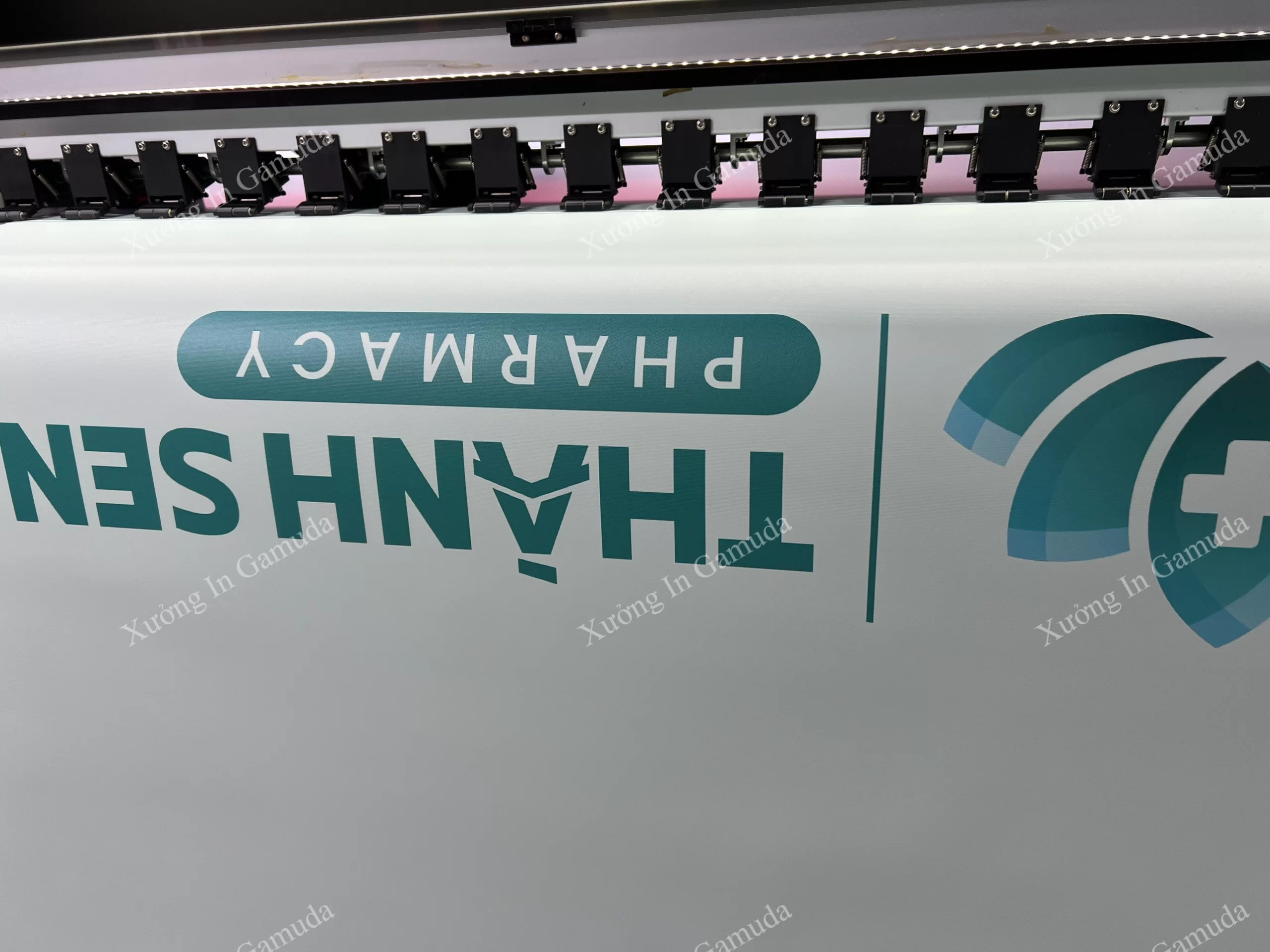 In Logo Và Chữ Quảng Cáo Thương Hiệu Cho Rèm Cuốn In Logo Hiệu Thuốc – Rèm Cuốn In Thương Hiệu Cho Hiệu Thuốc Sản Xuất Tại Xưởng In Gamuda Giá Rẻ Chất lượng Xu hướng 2024