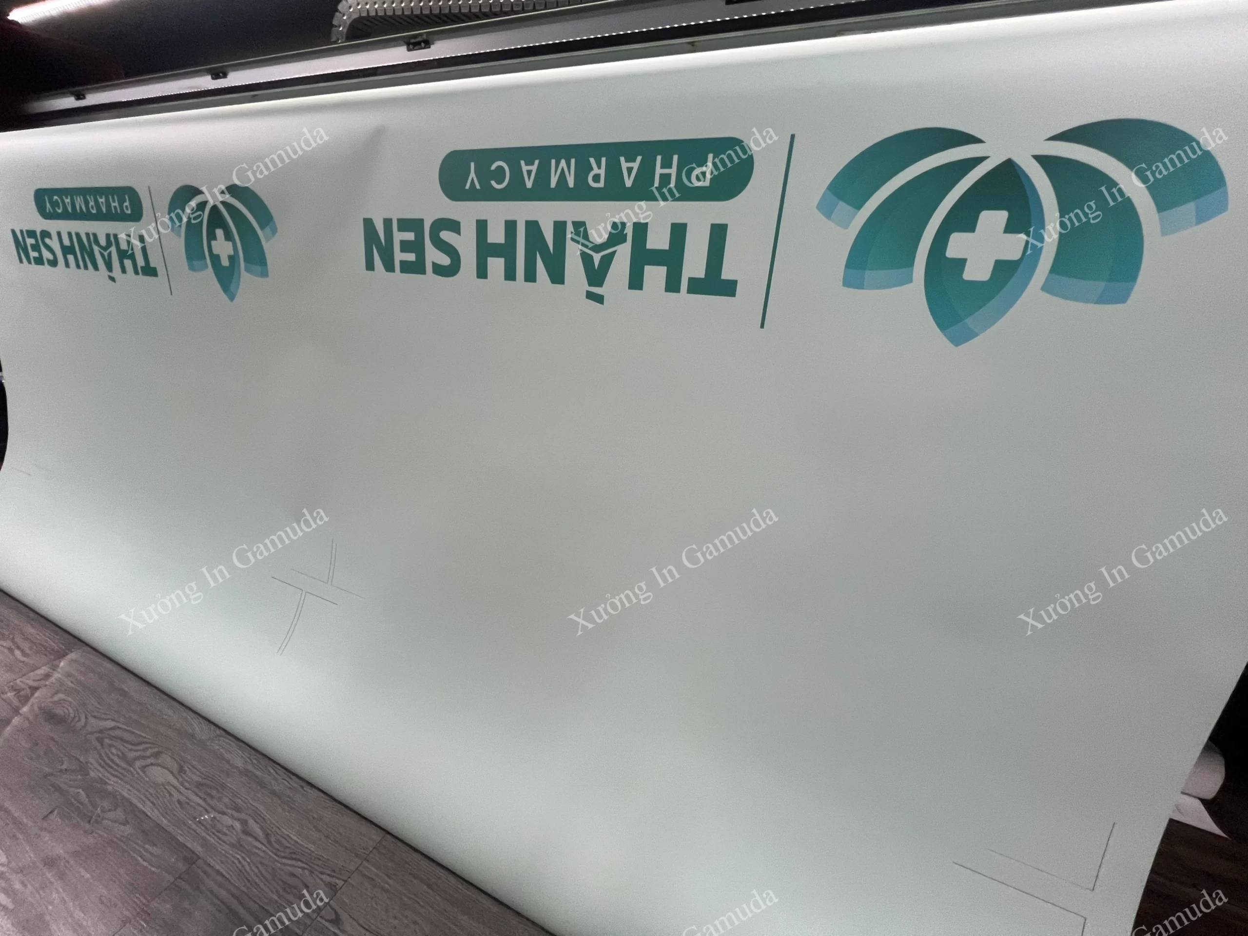 In Logo Và Chữ Quảng Cáo Thương Hiệu Cho Rèm Cuốn In Logo Hiệu Thuốc – Rèm Cuốn In Thương Hiệu Cho Hiệu Thuốc Sản Xuất Tại Xưởng In Gamuda Giá Rẻ Chất lượng Xu hướng 2024