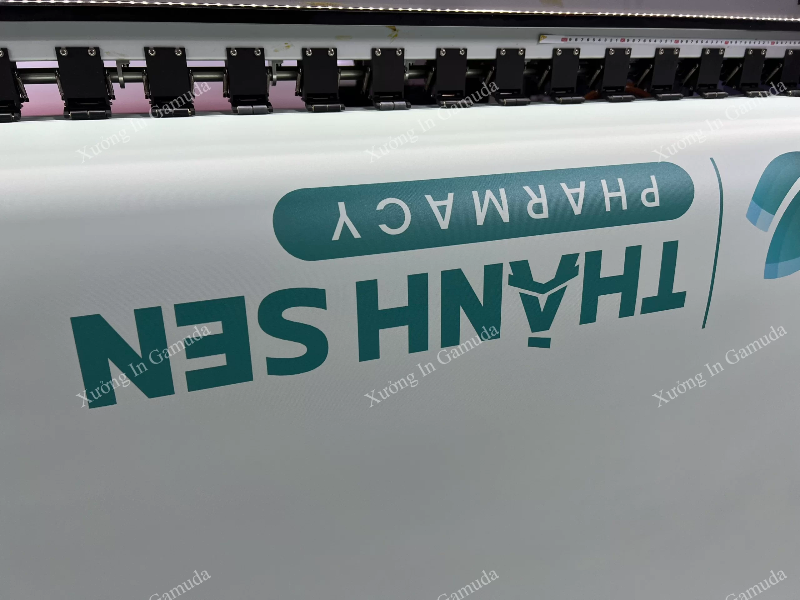In Logo Và Chữ Quảng Cáo Thương Hiệu Cho Rèm Cuốn In Logo Hiệu Thuốc – Rèm Cuốn In Thương Hiệu Cho Hiệu Thuốc Sản Xuất Tại Xưởng In Gamuda Giá Rẻ Chất lượng Xu hướng 2024