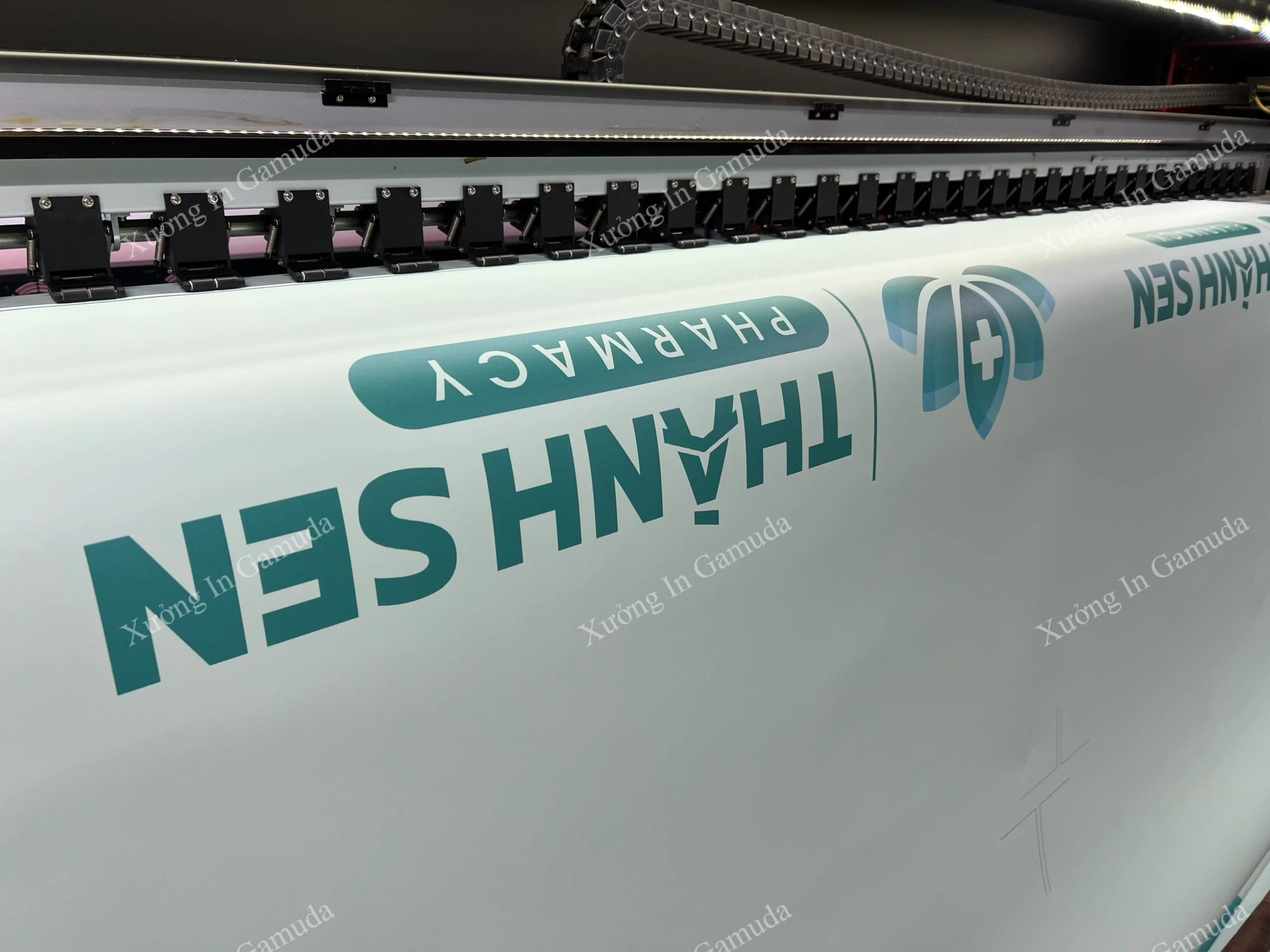 In Logo Và Chữ Quảng Cáo Thương Hiệu Cho Rèm Cuốn In Logo Hiệu Thuốc – Rèm Cuốn In Thương Hiệu Cho Hiệu Thuốc Sản Xuất Tại Xưởng In Gamuda Giá Rẻ Chất lượng Xu hướng 2024