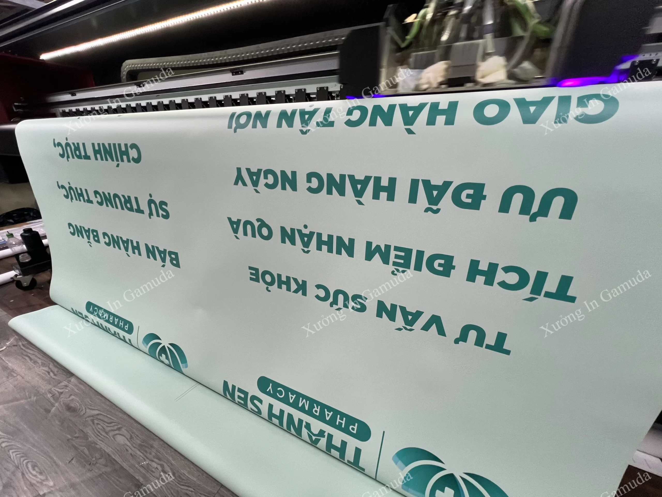 In Logo Và Chữ Quảng Cáo Thương Hiệu Cho Rèm Cuốn In Logo Hiệu Thuốc – Rèm Cuốn In Thương Hiệu Cho Hiệu Thuốc Sản Xuất Tại Xưởng In Gamuda Giá Rẻ Chất lượng Xu hướng 2024