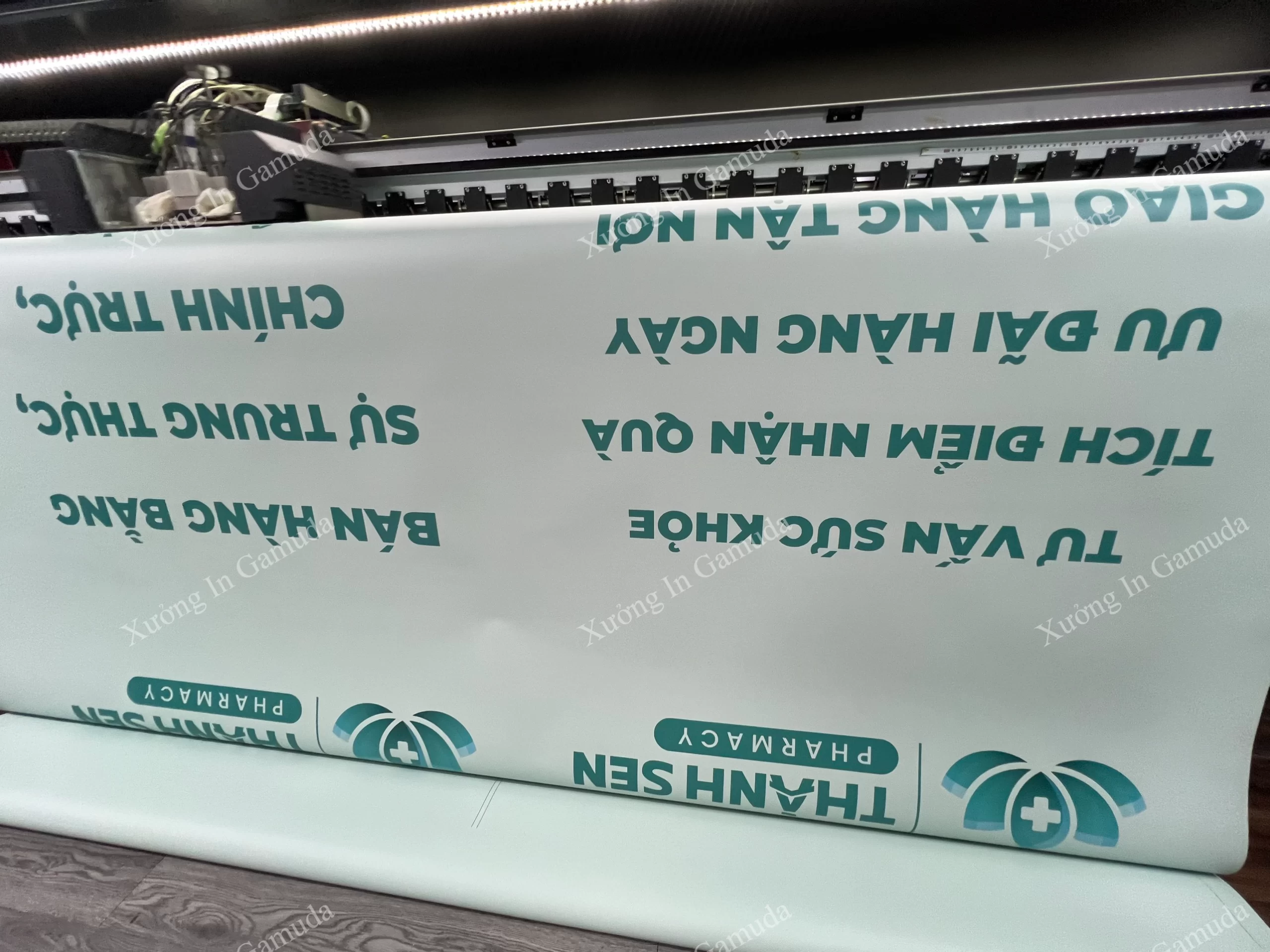 In Logo Và Chữ Quảng Cáo Thương Hiệu Cho Rèm Cuốn In Logo Hiệu Thuốc – Rèm Cuốn In Thương Hiệu Cho Hiệu Thuốc Sản Xuất Tại Xưởng In Gamuda Giá Rẻ Chất lượng Xu hướng 2024
