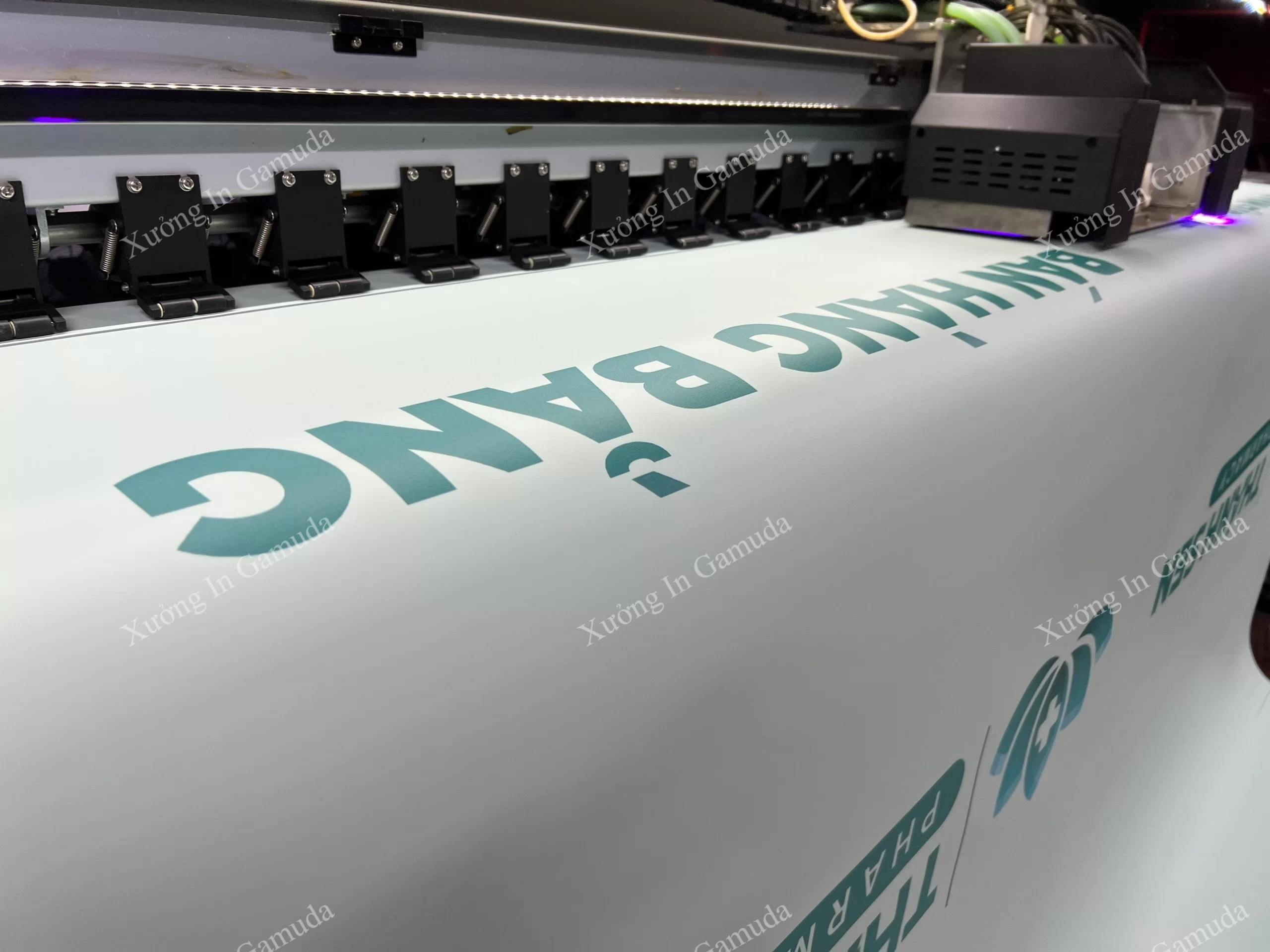 In Logo Và Chữ Quảng Cáo Thương Hiệu Cho Rèm Cuốn In Logo Hiệu Thuốc – Rèm Cuốn In Thương Hiệu Cho Hiệu Thuốc Sản Xuất Tại Xưởng In Gamuda Giá Rẻ Chất lượng Xu hướng 2024