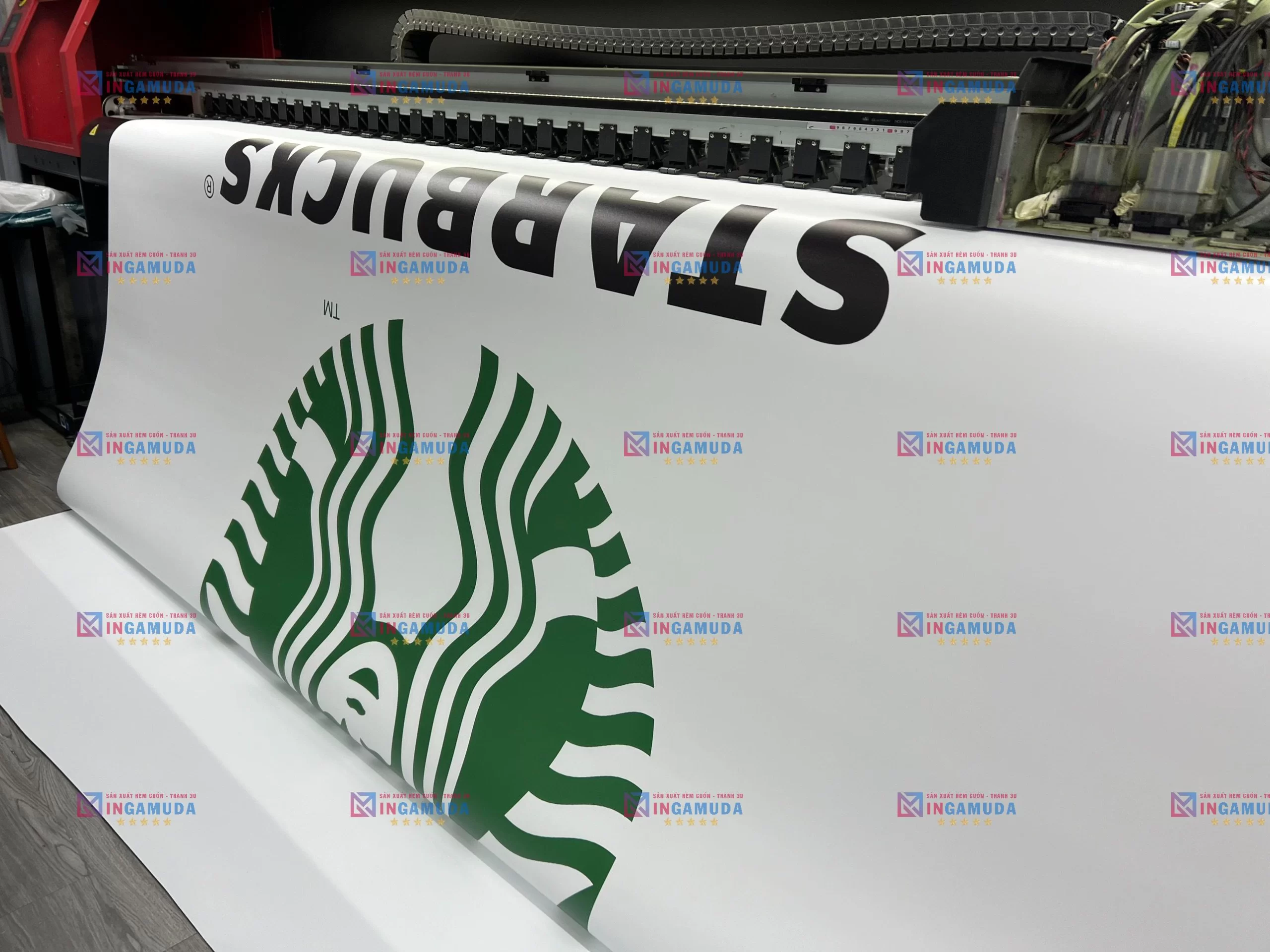 In Logo Lên Rèm Cuốn Công Nghệ In UV Sắc Nét Đảm Bảo Độ Chân Thực Cho Màu Thương Hiệu. In Rèm Logo Quán COFFEE STARBUCKS Địa Chỉ In Ấn Uy Tín Tại Xưởng In Gamuda