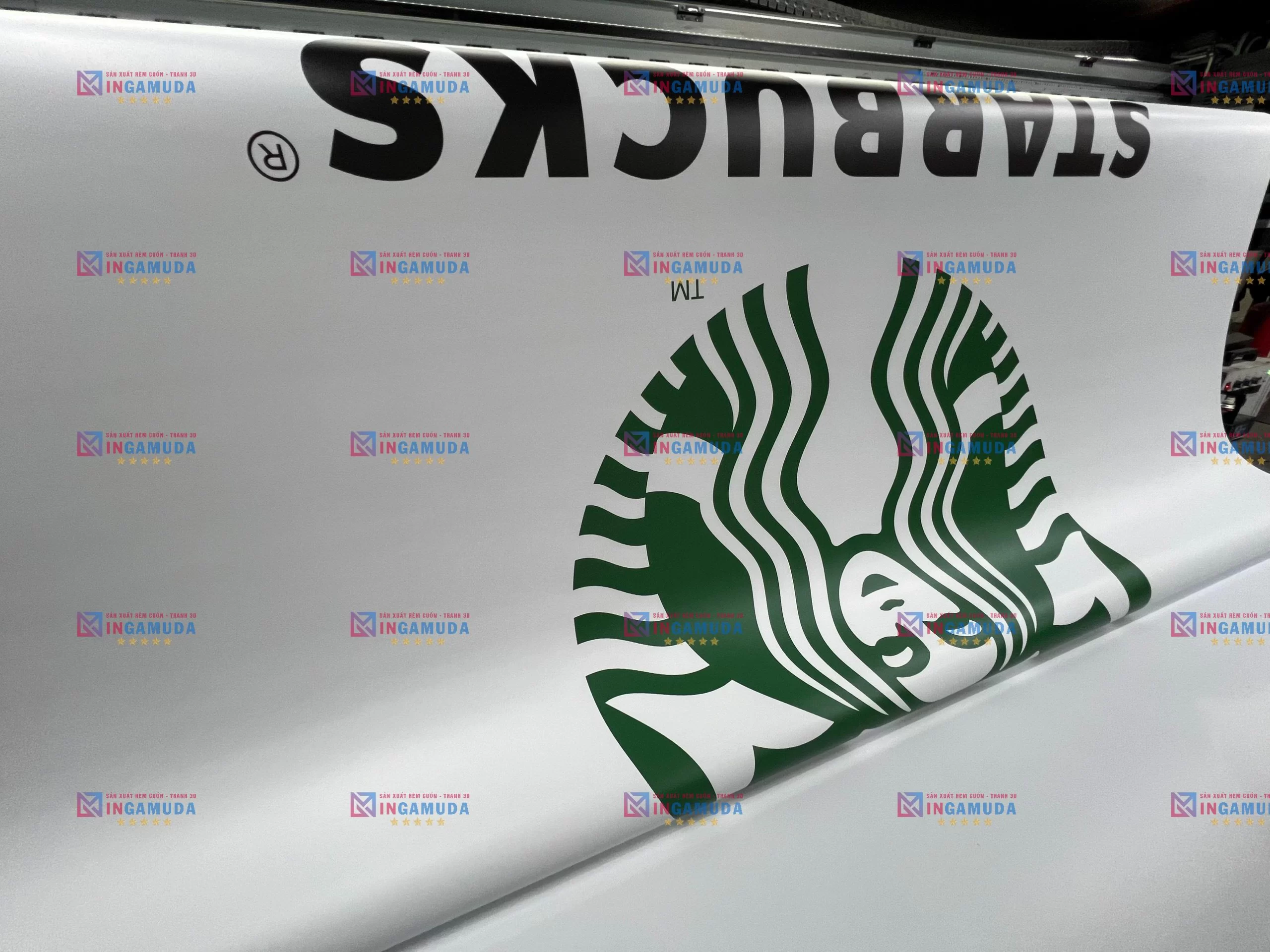 In Logo Lên Rèm Cuốn Công Nghệ In UV Sắc Nét Đảm Bảo Độ Chân Thực Cho Màu Thương Hiệu. In Rèm Logo Quán COFFEE STARBUCKS Địa Chỉ In Ấn Uy Tín Tại Xưởng In Gamuda