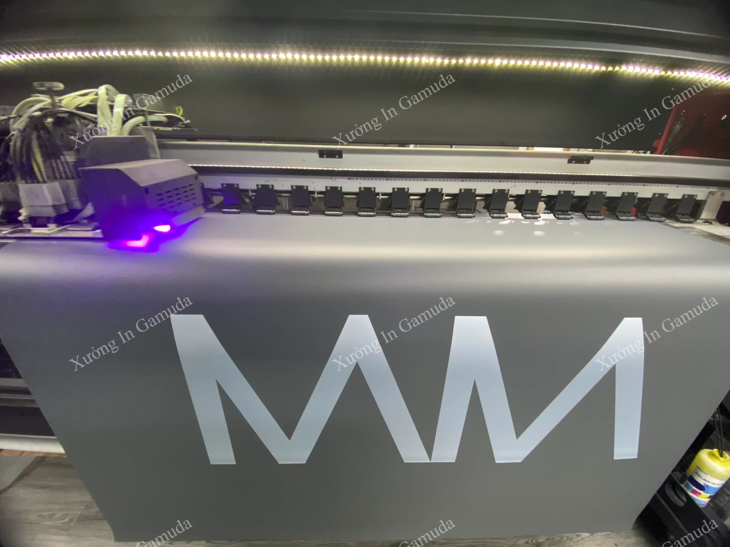 In Logo Trắng Lên Vải Rèm Cuốn Màu Xám – Xưởng In UV Gamuda Công Nghệ In Rèm Cuốn Đảm Bảo Chất Lượng Sản Xuất – Giá In Rẻ Nhất Việt Nam Năm 2024