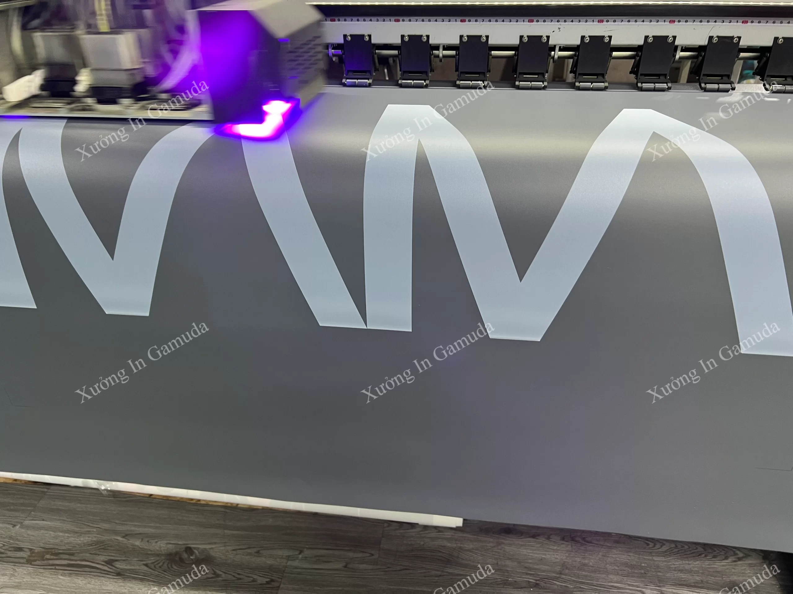 In Logo Trắng Lên Vải Rèm Cuốn Màu Xám – Xưởng In UV Gamuda Công Nghệ In Rèm Cuốn Đảm Bảo Chất Lượng Sản Xuất – Giá In Rẻ Nhất Việt Nam Năm 2024